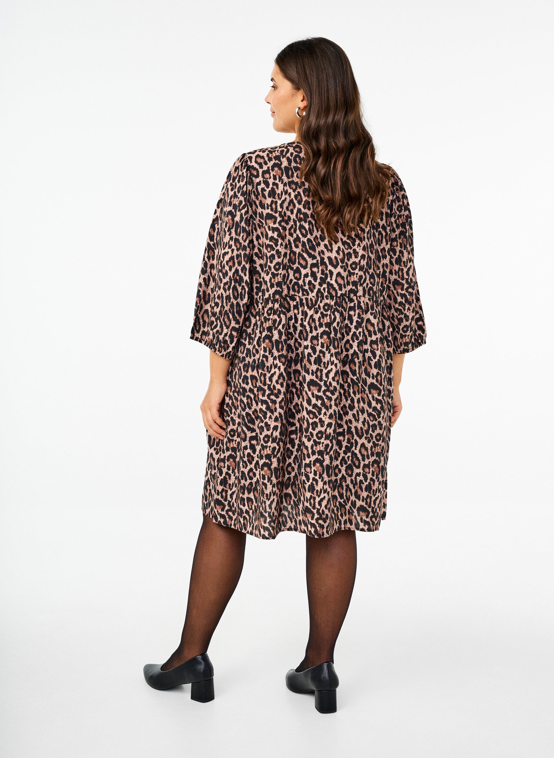 Zizzi Mekko ruseteilla ja 3/4-hihoilla, LEO AOP, Model image number 1