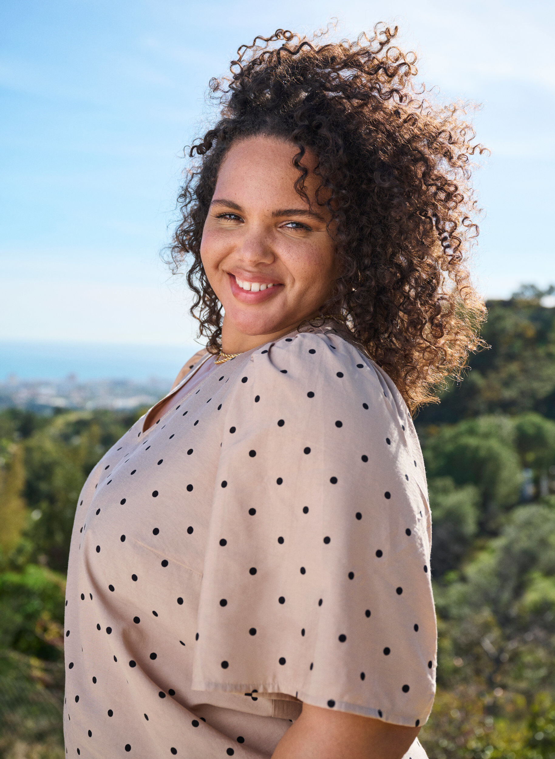 Zizzi Pusero l&ouml;ysill&auml; hihoilla ja v-p&auml;&auml;ntiell&auml;, Beige, Image image number 0