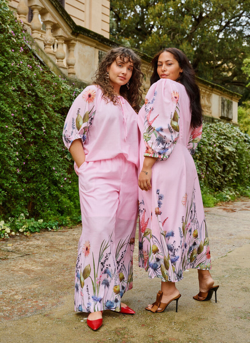 Housut kukkaprintill&auml; ja leveill&auml; lahkeilla, Vaaleanpunainen, Image image number 0