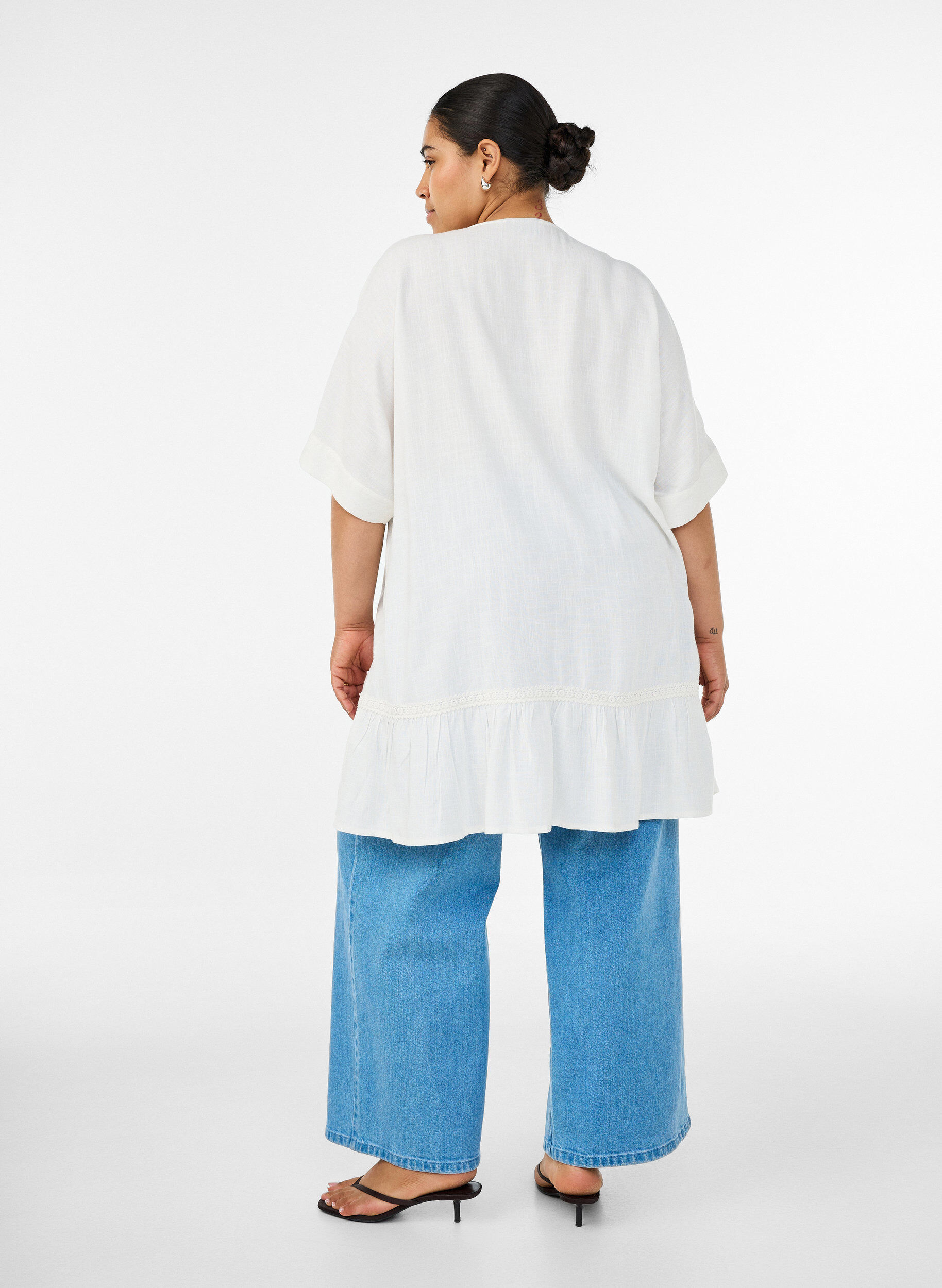 ZizziViskoositunika napeilla ja r&ouml;yhel&ouml;helmalla, Vanilja, Model image number 2