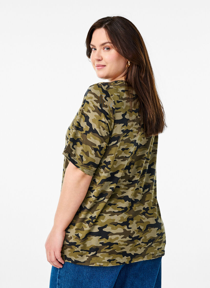 T-paita, jossa TENCEL&trade; Lyocell ja maastokuvio, Vihre&auml;, Model image number 2