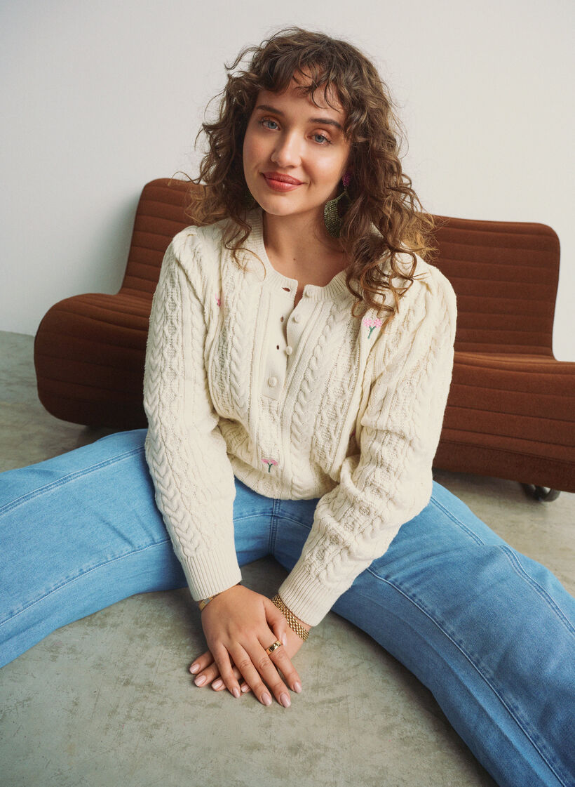 Neuleblouse palmikkokuviolla ja brodeeratuilla kukilla, Valkoinen, Image image number 0