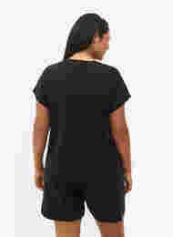 Lyhythihainen t-paita treeniin kuosilla, Black/Pink Print, Model