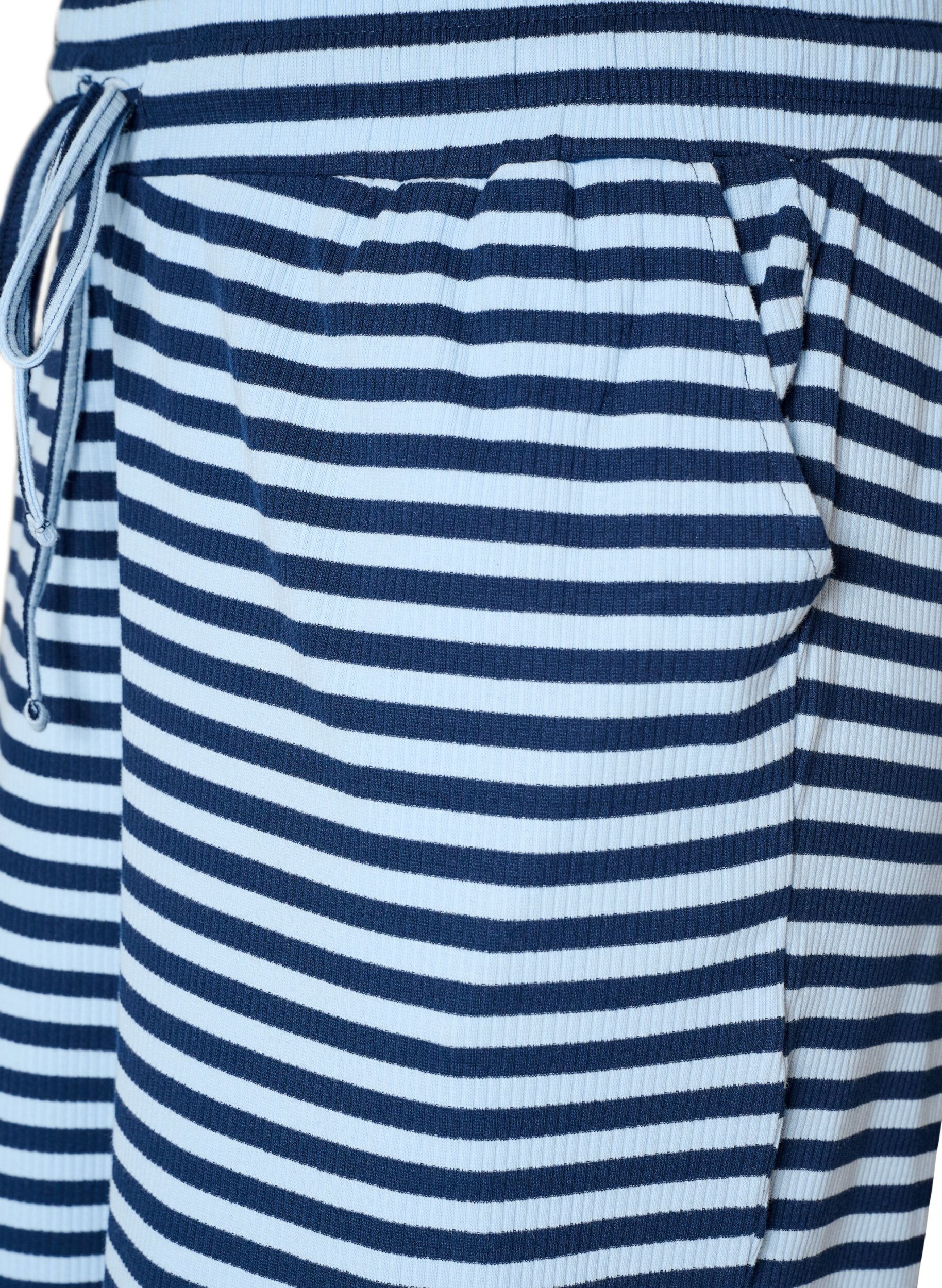 ZizziRaidalliset pyjamahousut korkealla vy&ouml;t&auml;r&ouml;ll&auml; ja leveill&auml; lahkeilla, Sininen, Packshot image number 2