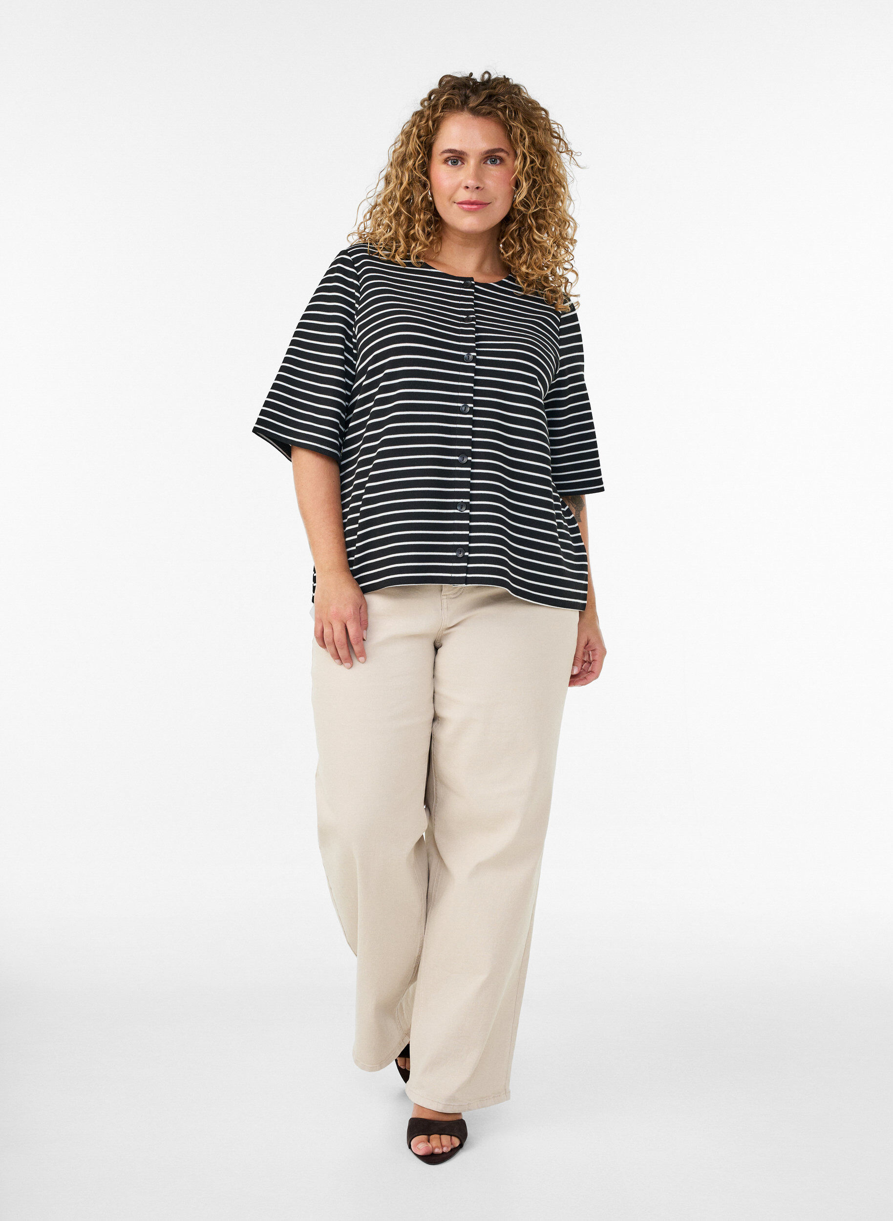 ZizziPusero ribbineuloksella ja nappikiinnityksell&auml;, Musta, Model image number 1