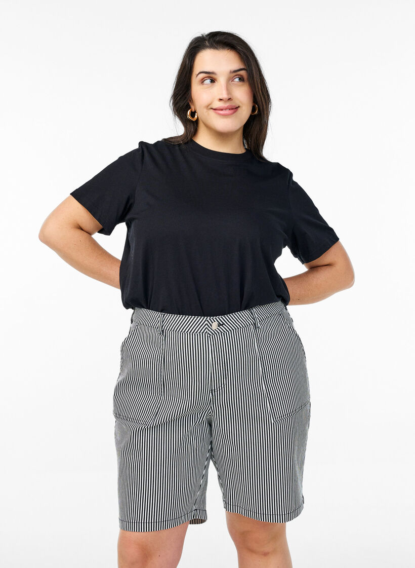 Raidalliset bermuda-shortsit korkealla vyötäröllä, Musta, Model image number 0