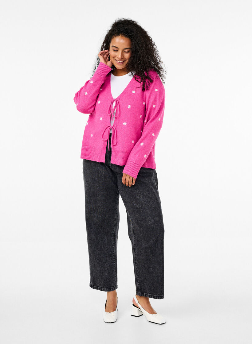 Neuletakki solmittavilla yksityiskohdilla ja kirjailuilla, Raspberry Rose Comb, Model image number 2