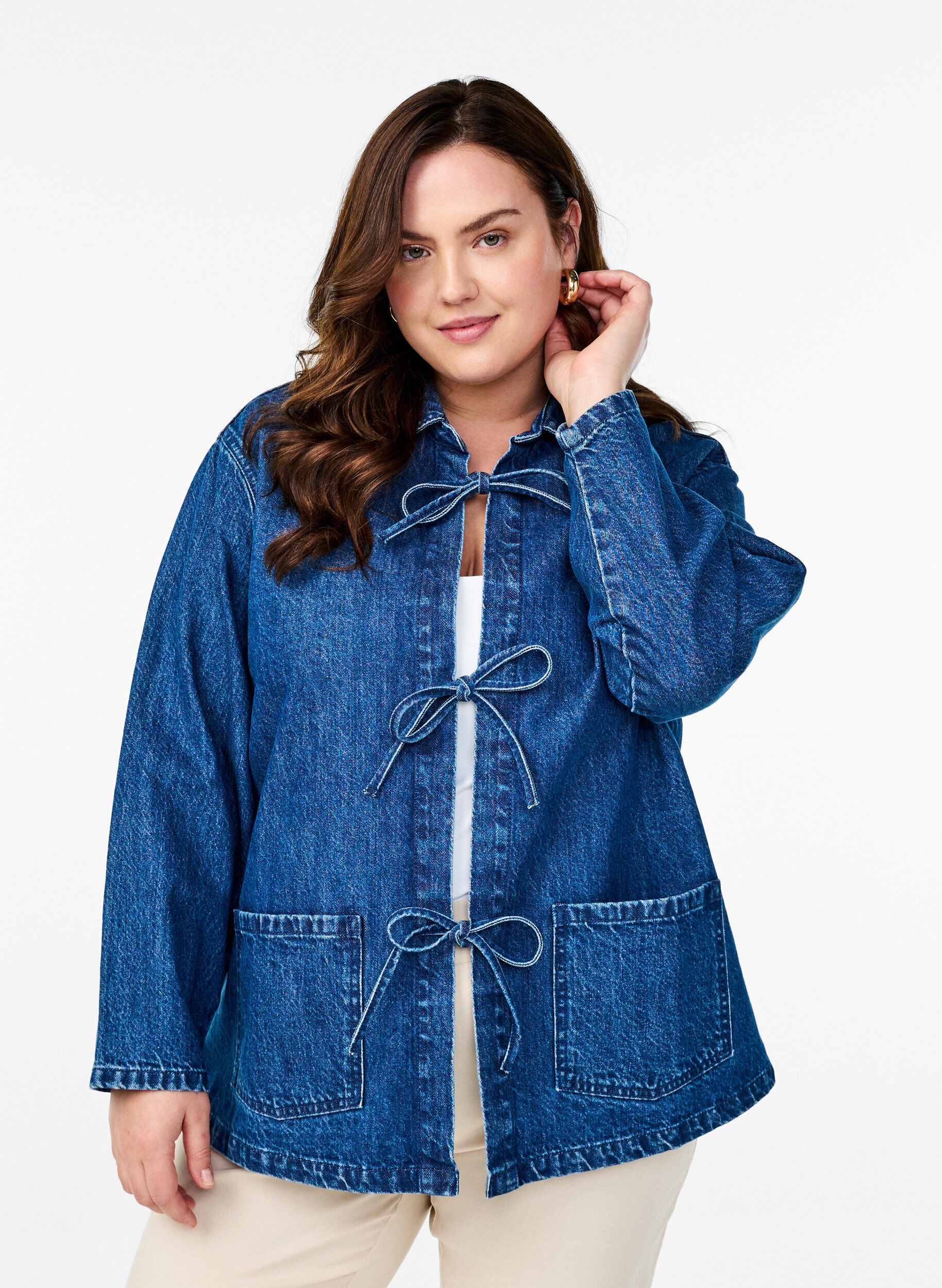 Farkkutakki solmittavalla kiinnityksell&auml; ja taskuilla, Blue Denim, Model