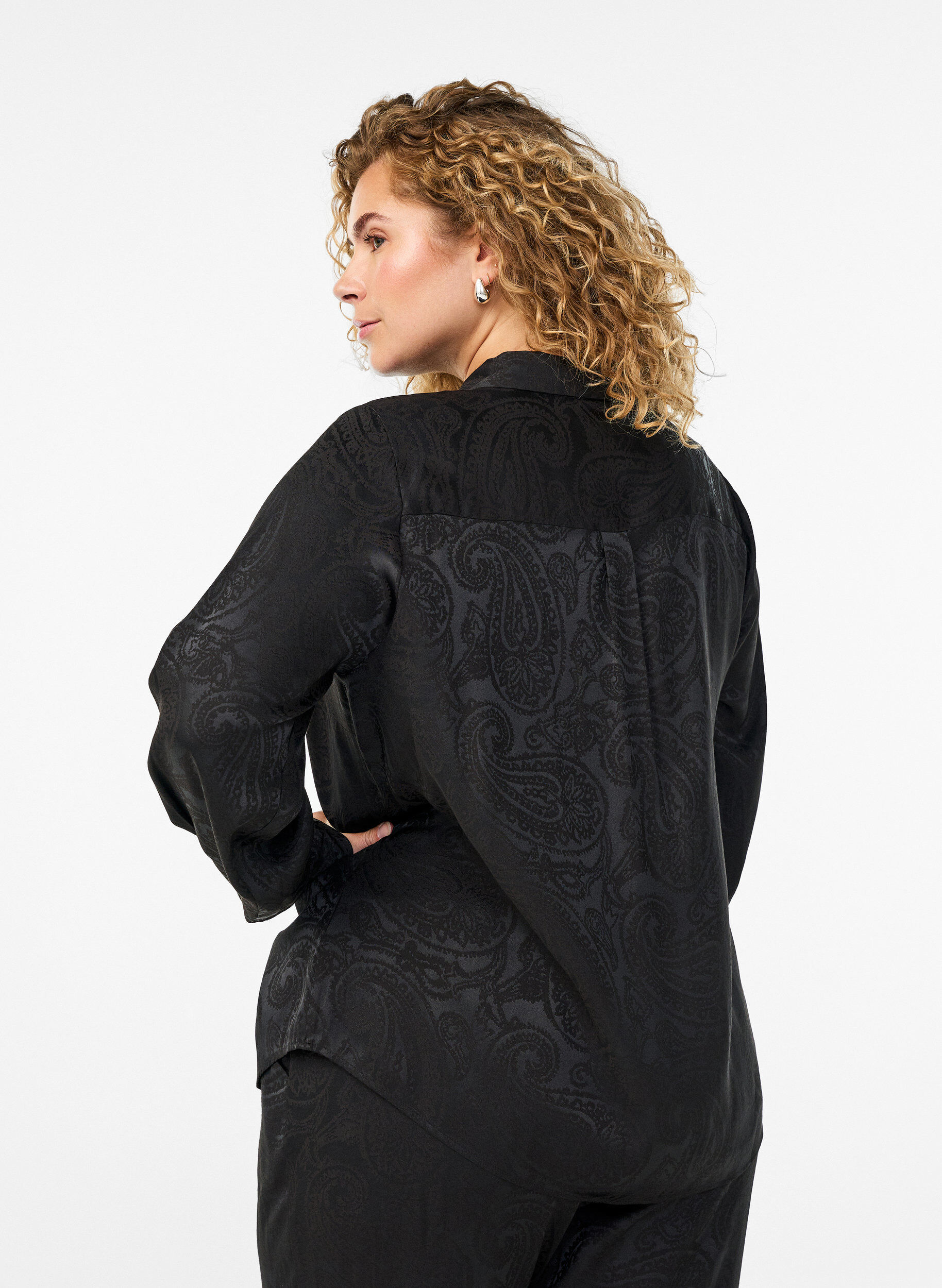 Zizzi Paita samans&auml;vyisell&auml; paisley-kuviolla, Musta, Model image number 2