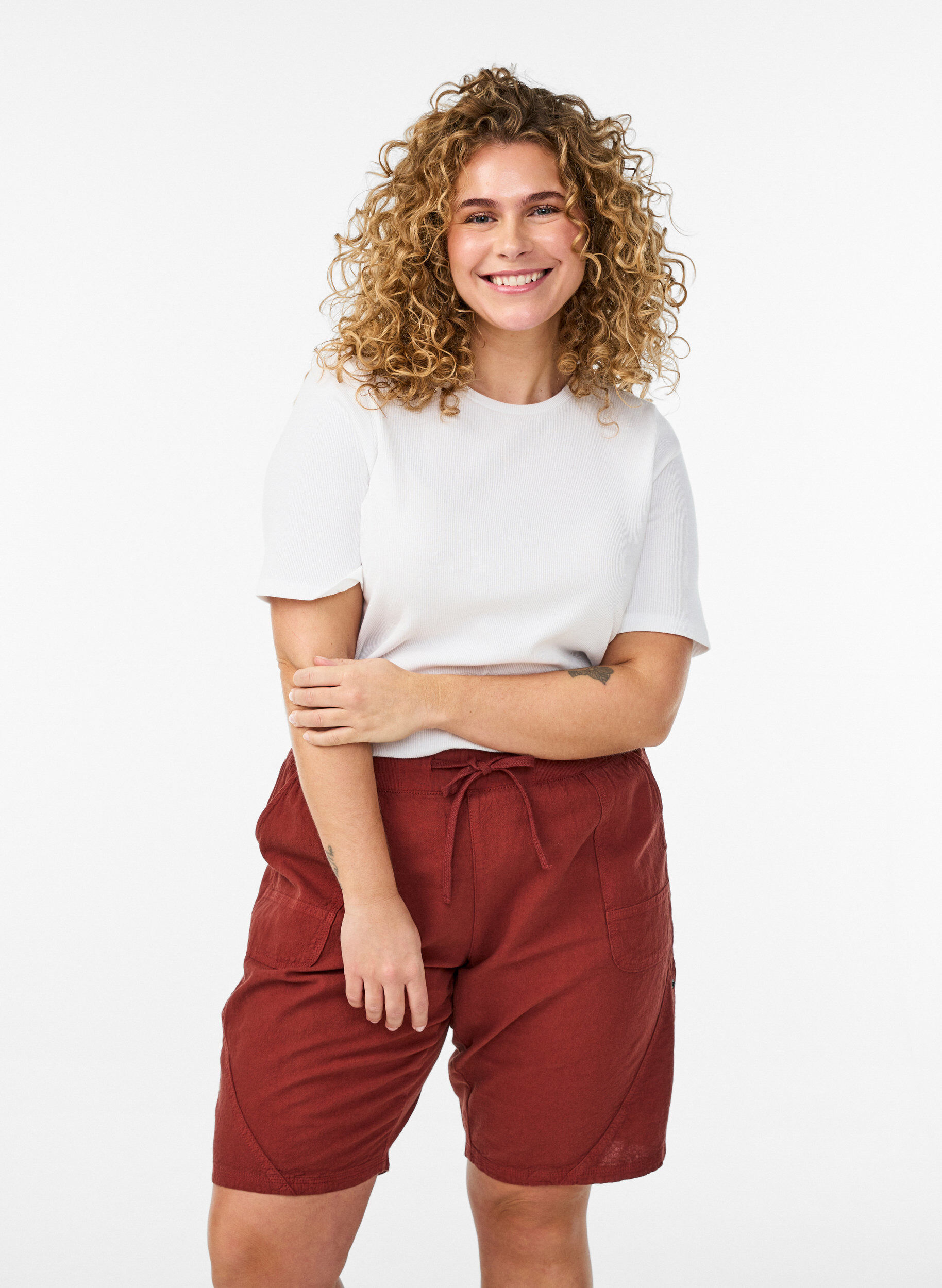 V&auml;lj&auml;t puuvillashortsit taskuilla, Punainen, Model