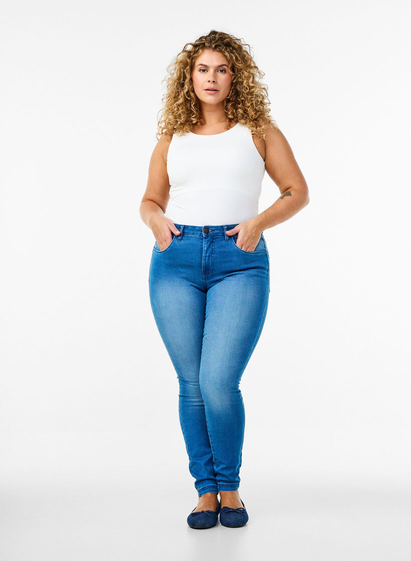 Super slim Amy-farkut korkealla vy&ouml;t&auml;r&ouml;ll&auml;, Light blue, Model image number 0