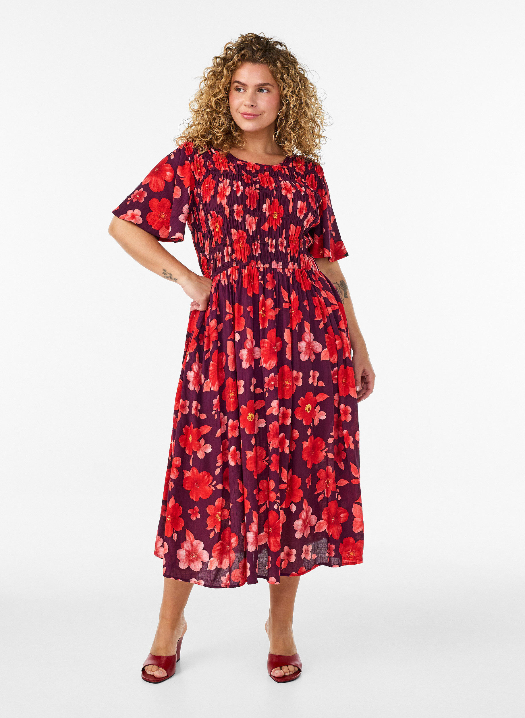 Mekko smokkauksella ja kukkakuviolla, Violetti, Model