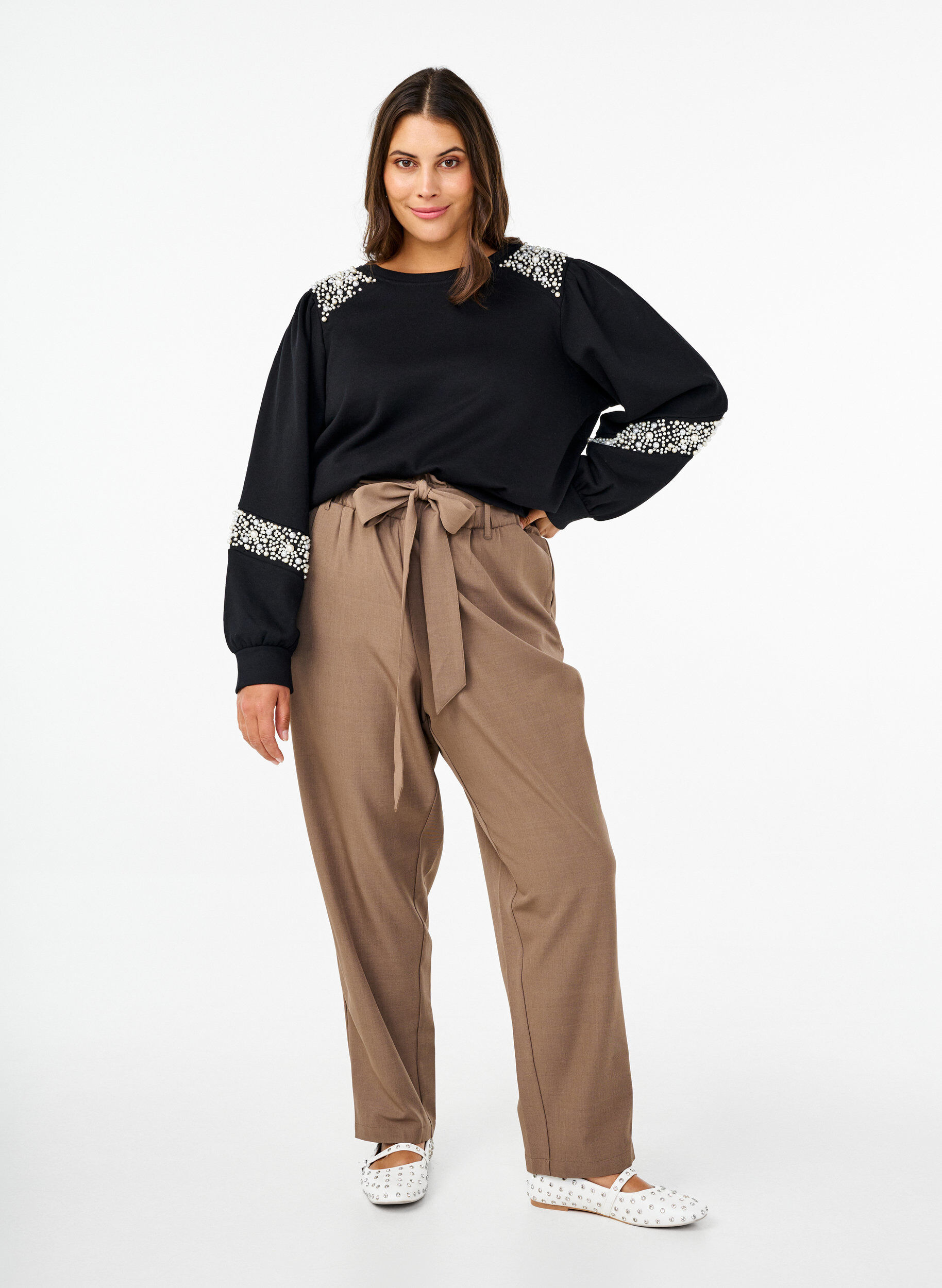 Zizzi Helposti yhdistelt&auml;v&auml; collegepaita helmiyksityiskohdilla, Black, Model image number 2