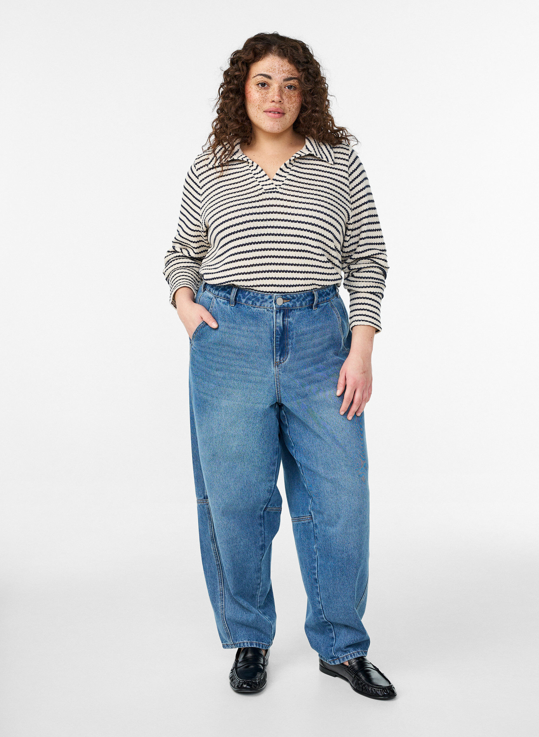 Zizzi Raidallinen jersey-pusero kauluksella ja V-p&auml;&auml;ntiell&auml;, Beige, Model image number 1