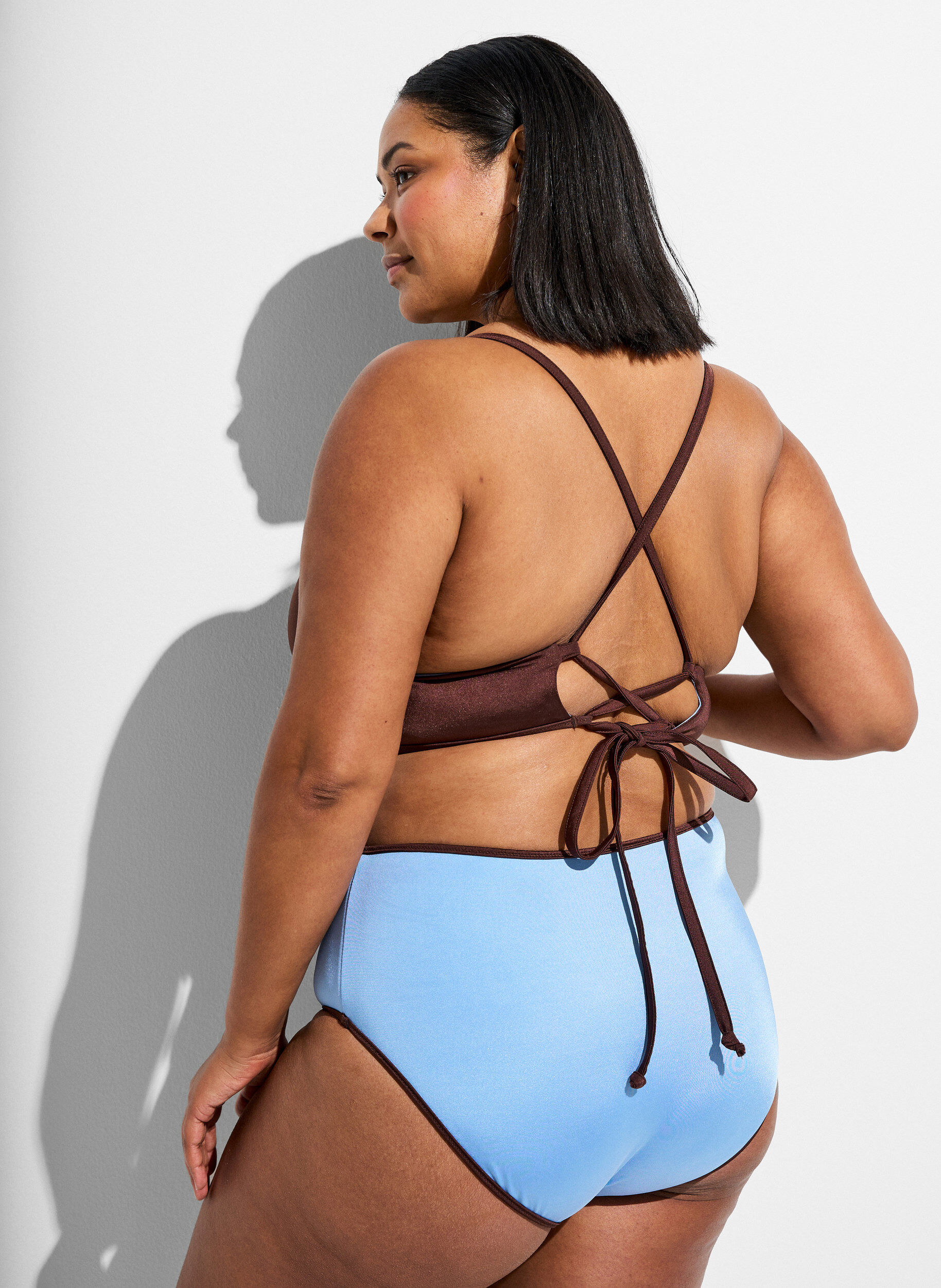 ZizziK&auml;&auml;nnett&auml;v&auml; bikinitoppi V-p&auml;&auml;ntiell&auml; ja ristiselk&auml;olkaimilla, Ruskea, Model image number 2