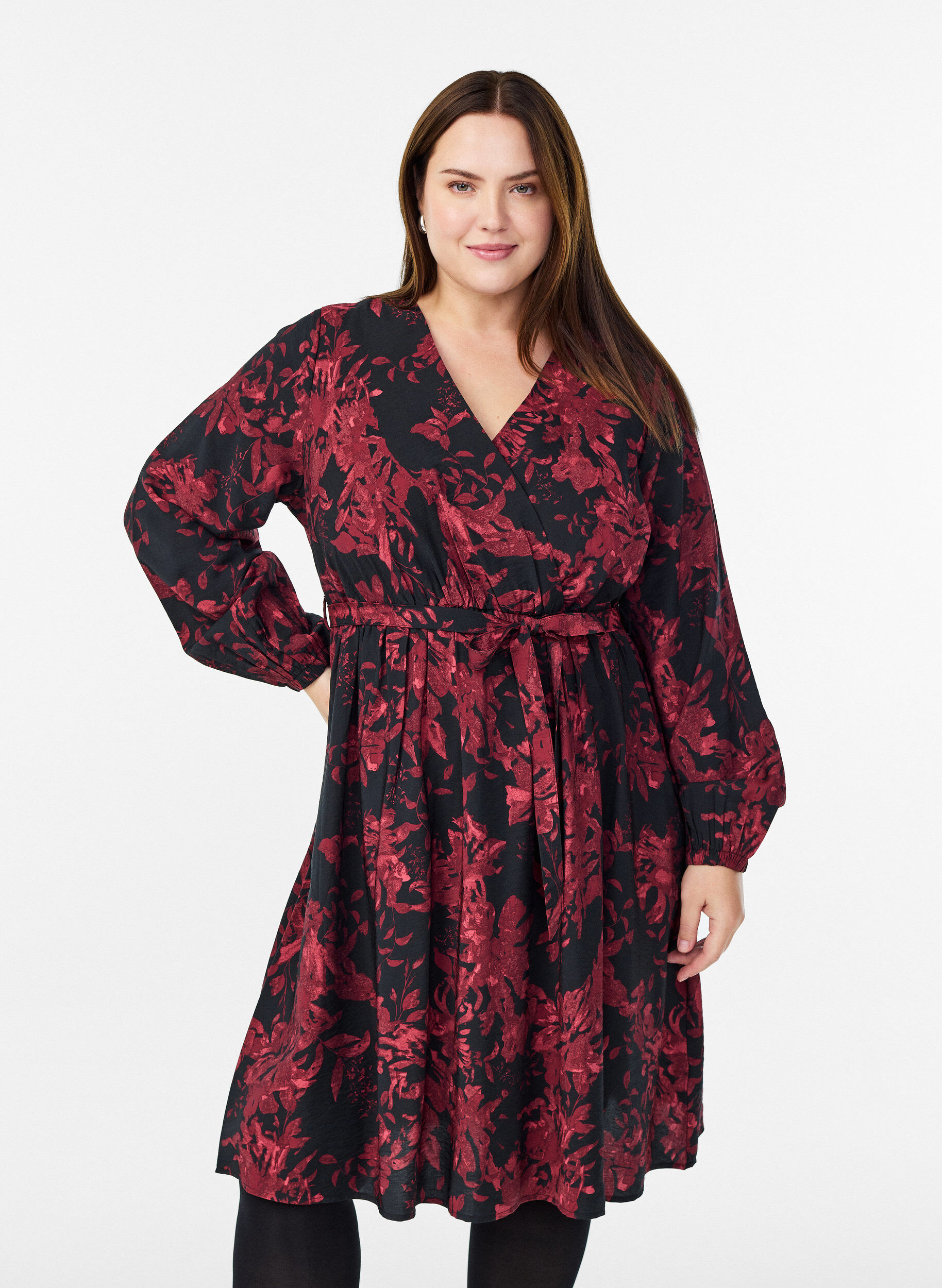 Polvimittainen mekko vy&ouml;ll&auml; ja kietaisutyylill&auml;, Musta, Model