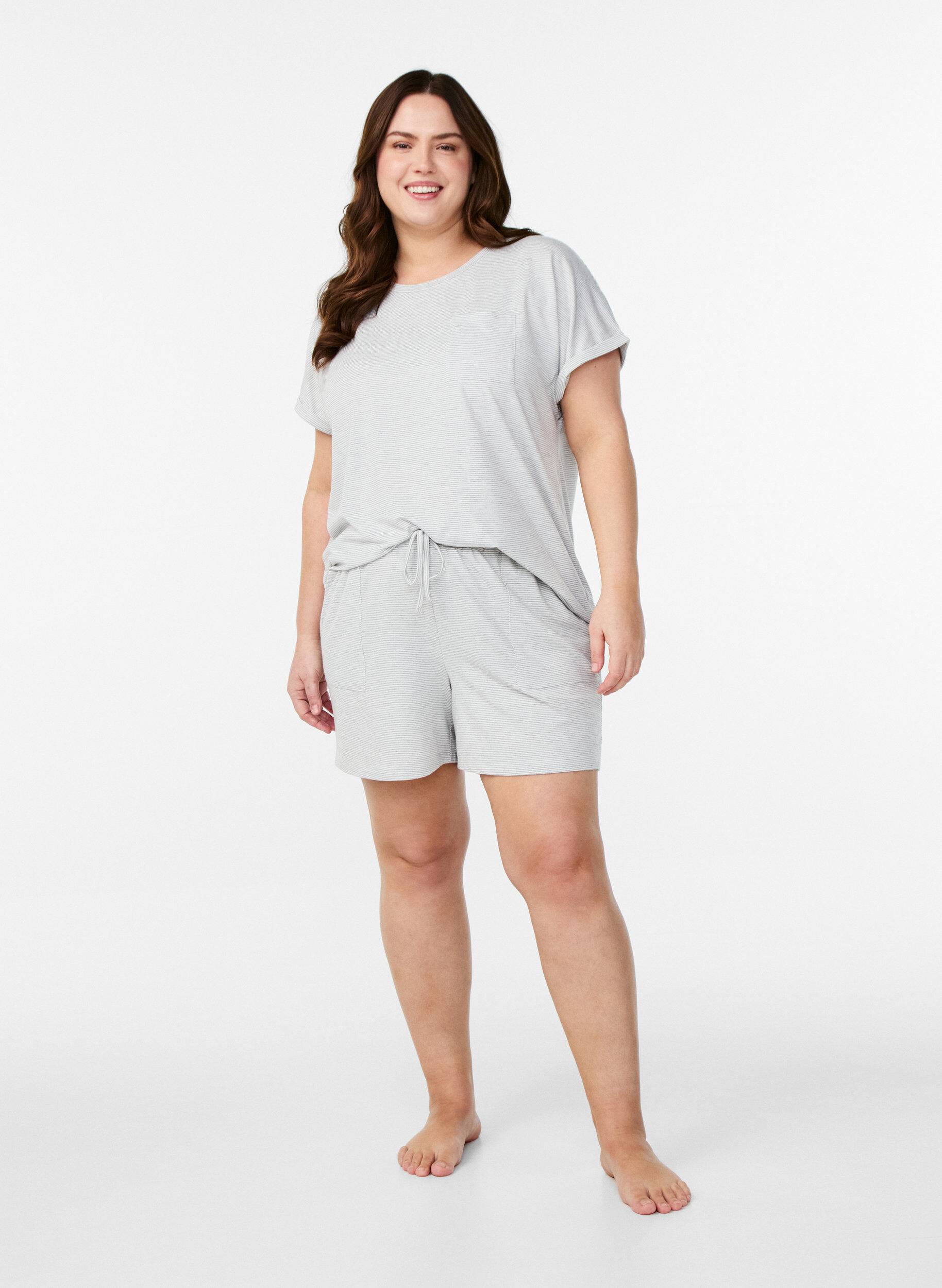 Zizzi Raidalliset korkeavy&ouml;t&auml;r&ouml;iset pyjamashortsit, LGM Stripe, Model image number 3