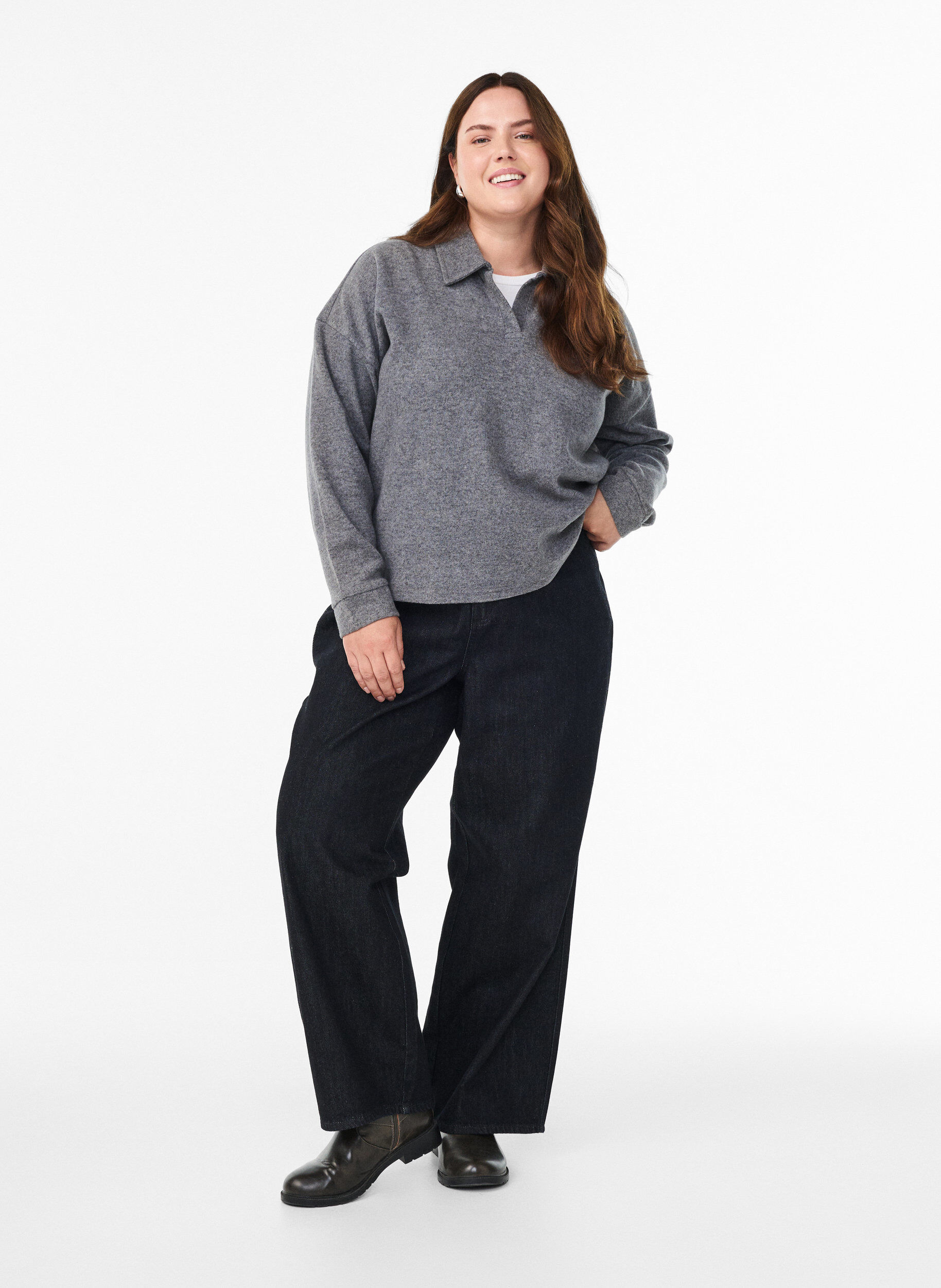 Zizzi Jersey-pusero kauluksella ja V-p&auml;&auml;ntiell&auml;, Harmaa, Model image number 1