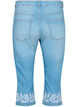 Korkeavyötäröiset Amy-caprit brodeerauksella, Light blue denim, Packshot image number 1