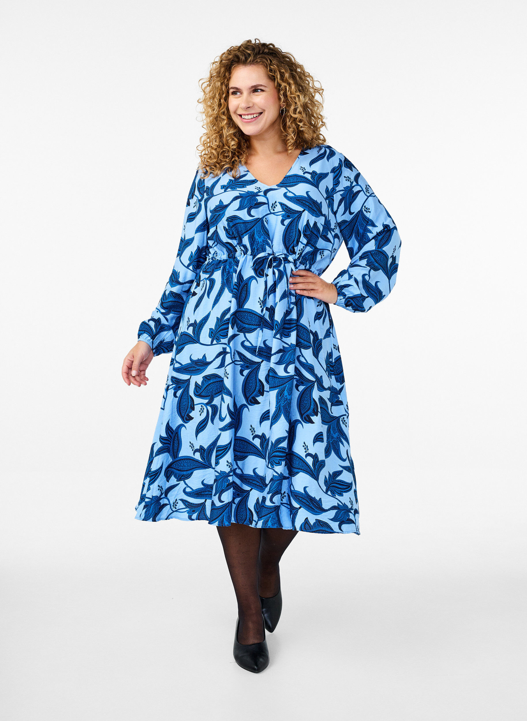 Pitk&auml;hihainen mekko paisley-printill&auml; ja solmittavalla vy&ouml;ll&auml;, Sininen, Model