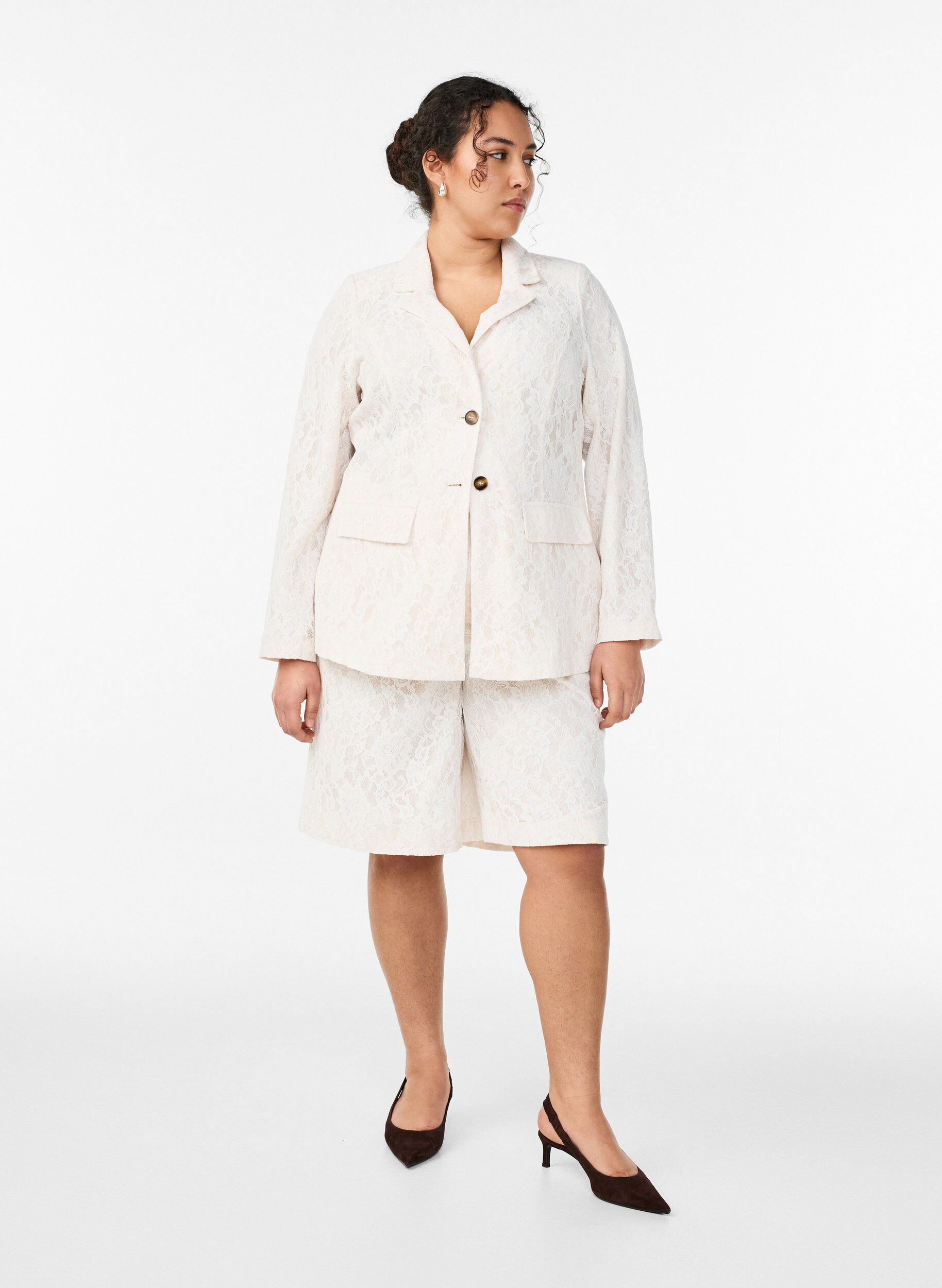 Zizzi Pitsinen bleiseri napituksella, Vanilja, Model image number 1