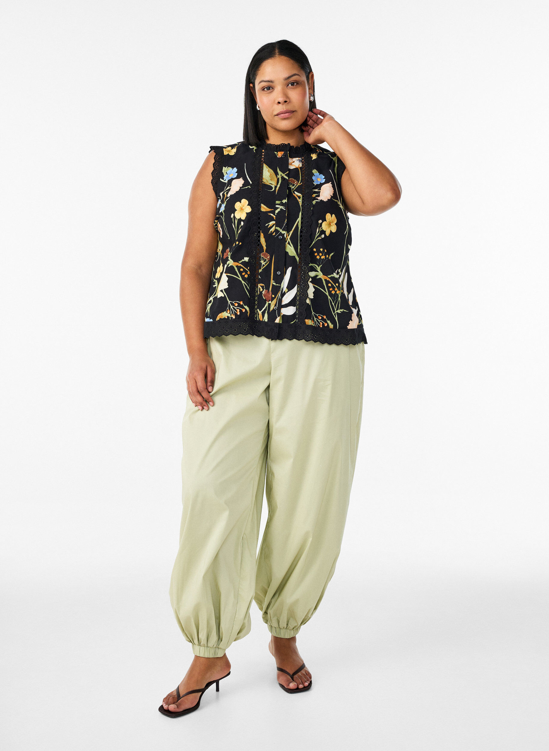 Zizzi Hihaton puuvillapusero kukkakuosilla ja broderie anglaise -yksityiskohdilla, Musta, Model image number 1