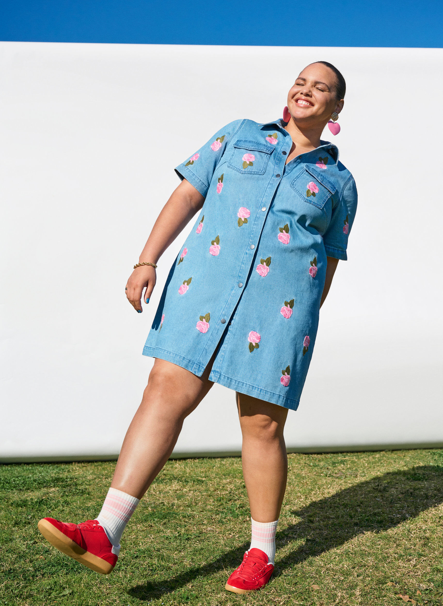 Zizzi Lyhyt farkkumekko kirjotuilla kukilla, Sininen, Image image number 0