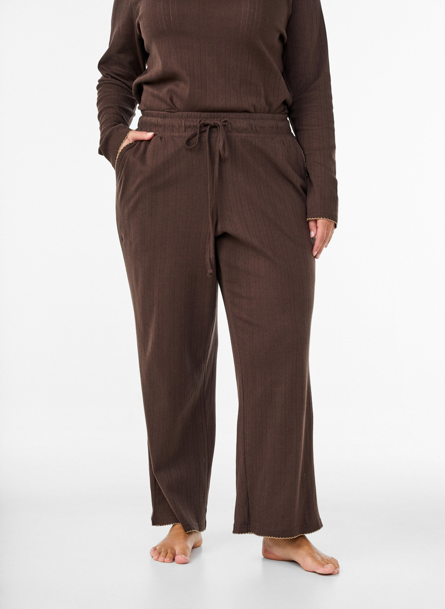 ZizziLuomupuuvillaiset pyjamahousut rei&rsquo;itetyll&auml; kirjailulla, Ruskea, Model image number 3