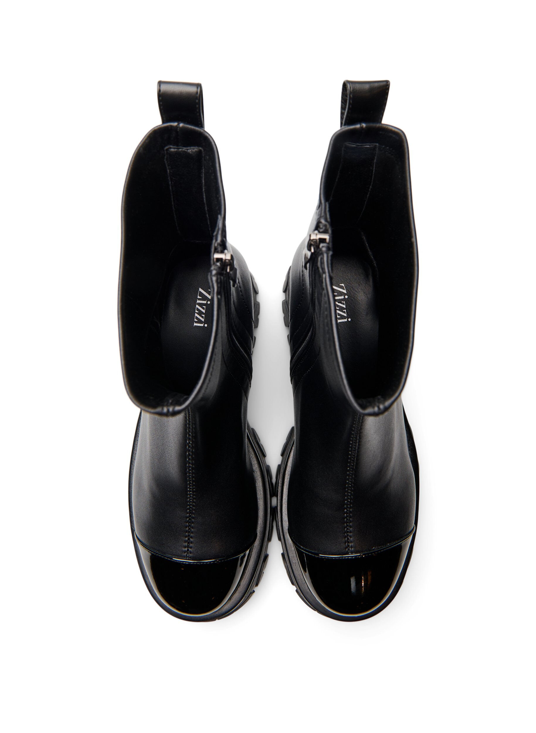 Zizzi Leve&auml;lestiset &ndash; Massiiviset nilkkurit kiilt&auml;v&auml;ll&auml; yksityiskohdalla, Musta, Packshot image number 2