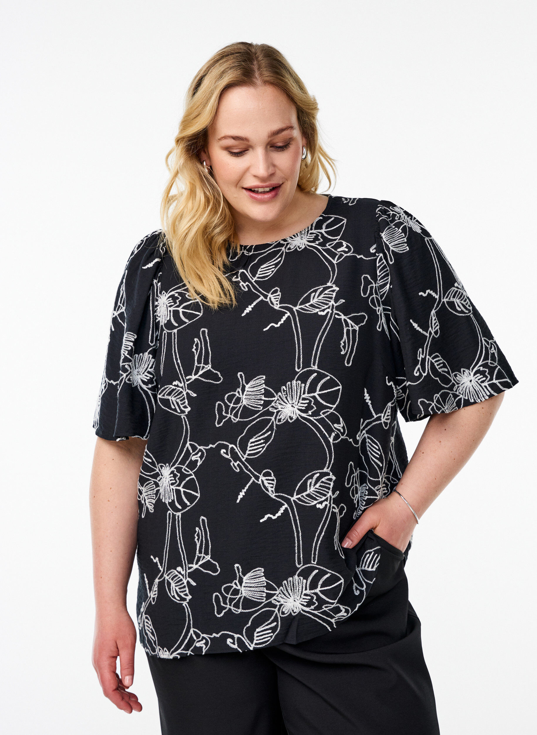 Lyhythihainen pusero, jossa on kirjailtu kuvio, Musta, Model