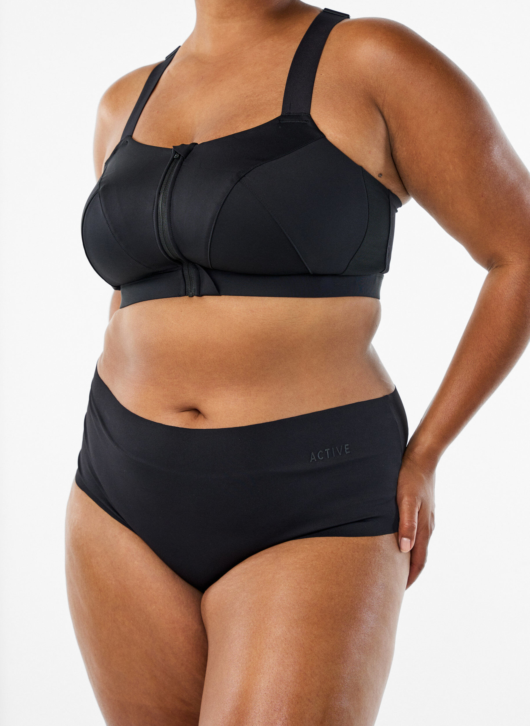 Zizzi 2-pack n&auml;kym&auml;tt&ouml;m&auml;t harjoitushipsterit, Musta, Model image number 3