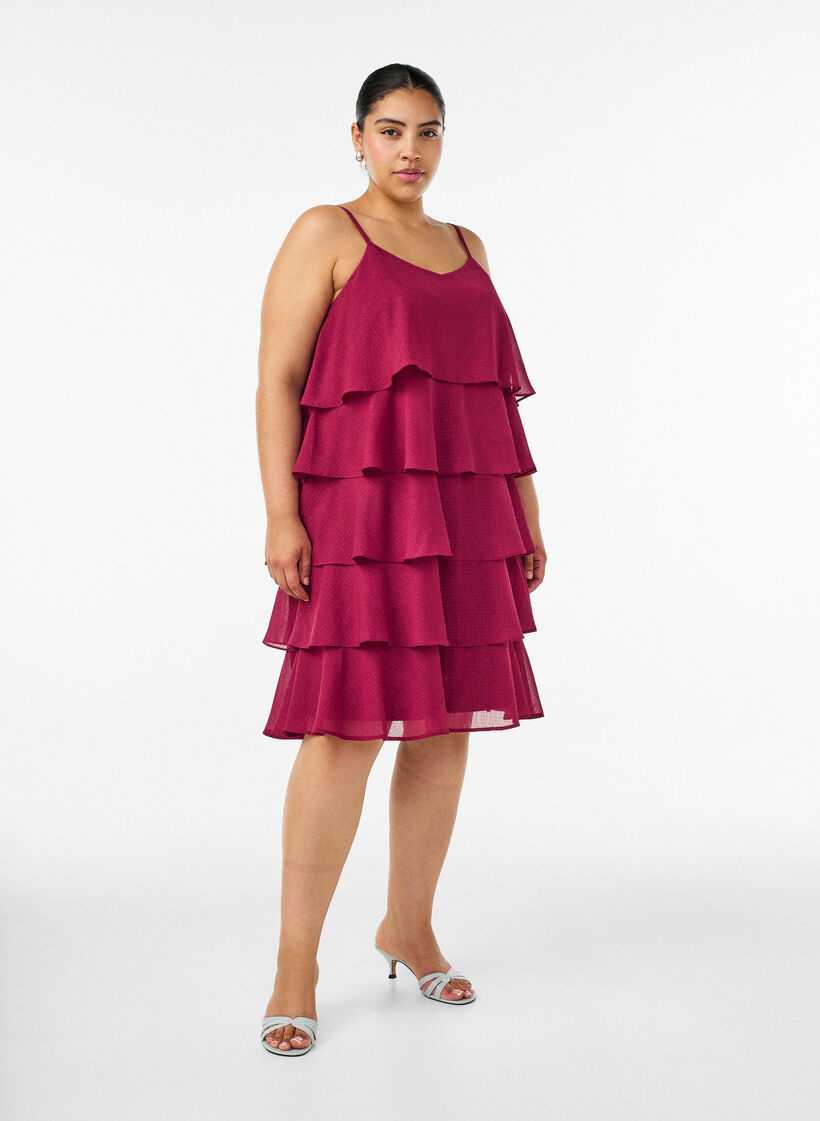 Kerrostettu mekko r&ouml;yhel&ouml;ill&auml; ja ohuilla olkaimilla, Punainen, Model image number 1