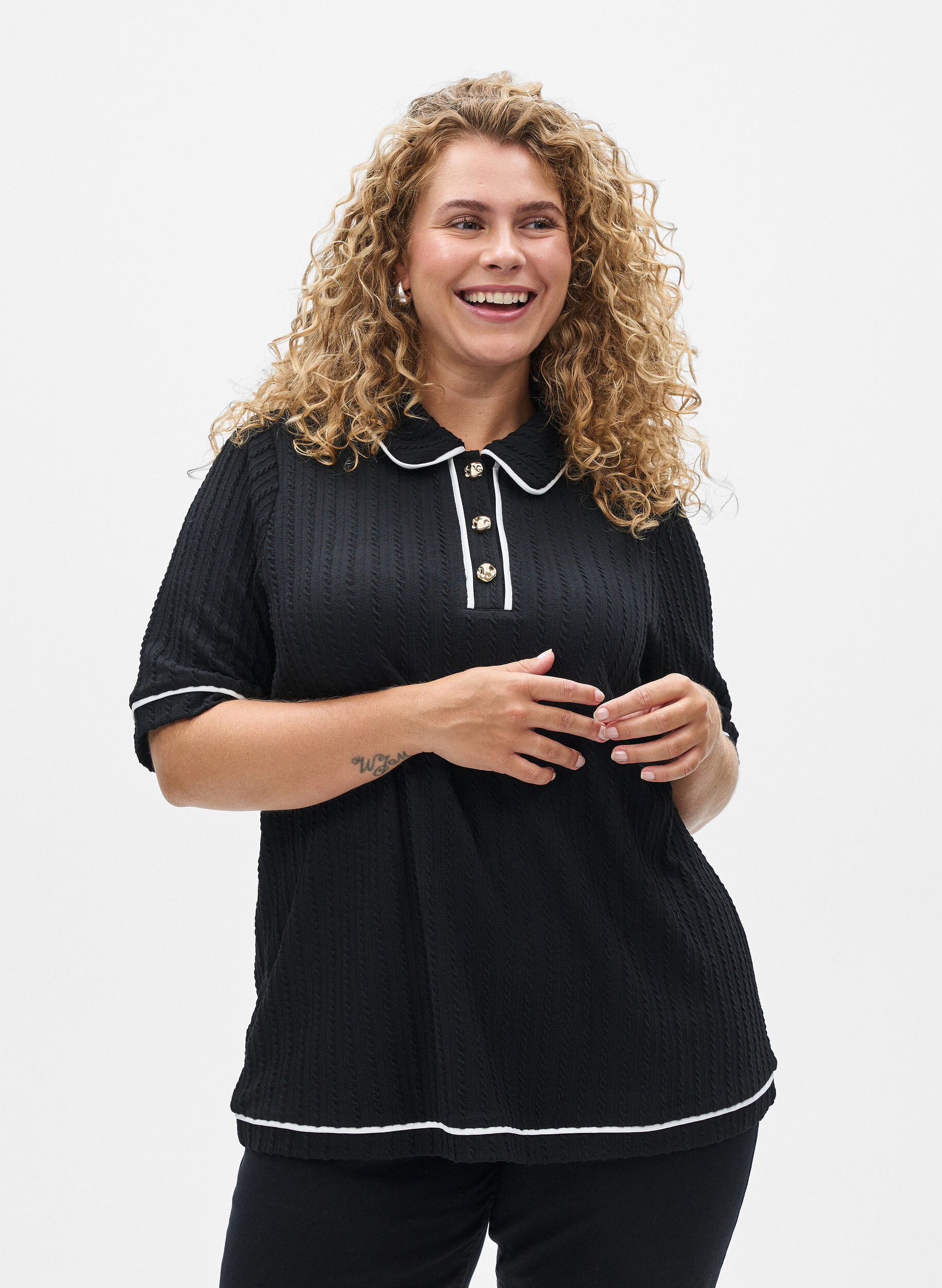 Pintakuvioitu jersey-pikeepaita kontrastiyksityiskohdilla, Musta, Model