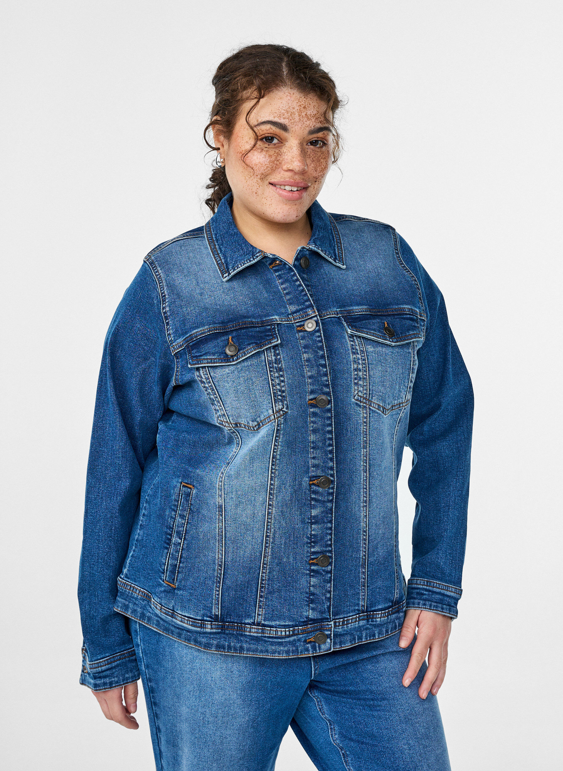 Denimtakki klassisella leikkauksella, Sininen, Model