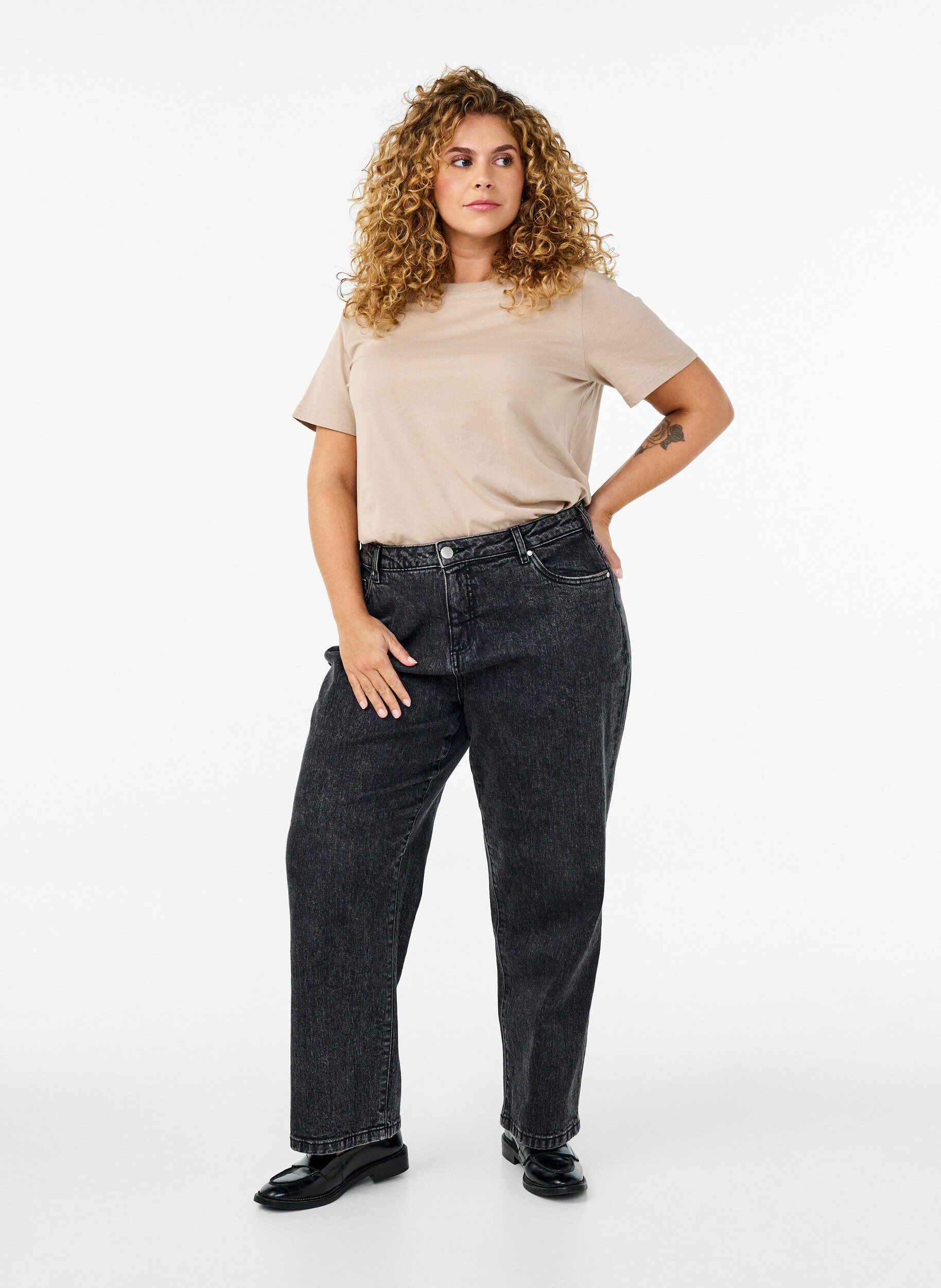 Zizzi Puuvillainen perus-T-paita, jossa on py&ouml;re&auml; kaula-aukko, Beige, Model image number 1