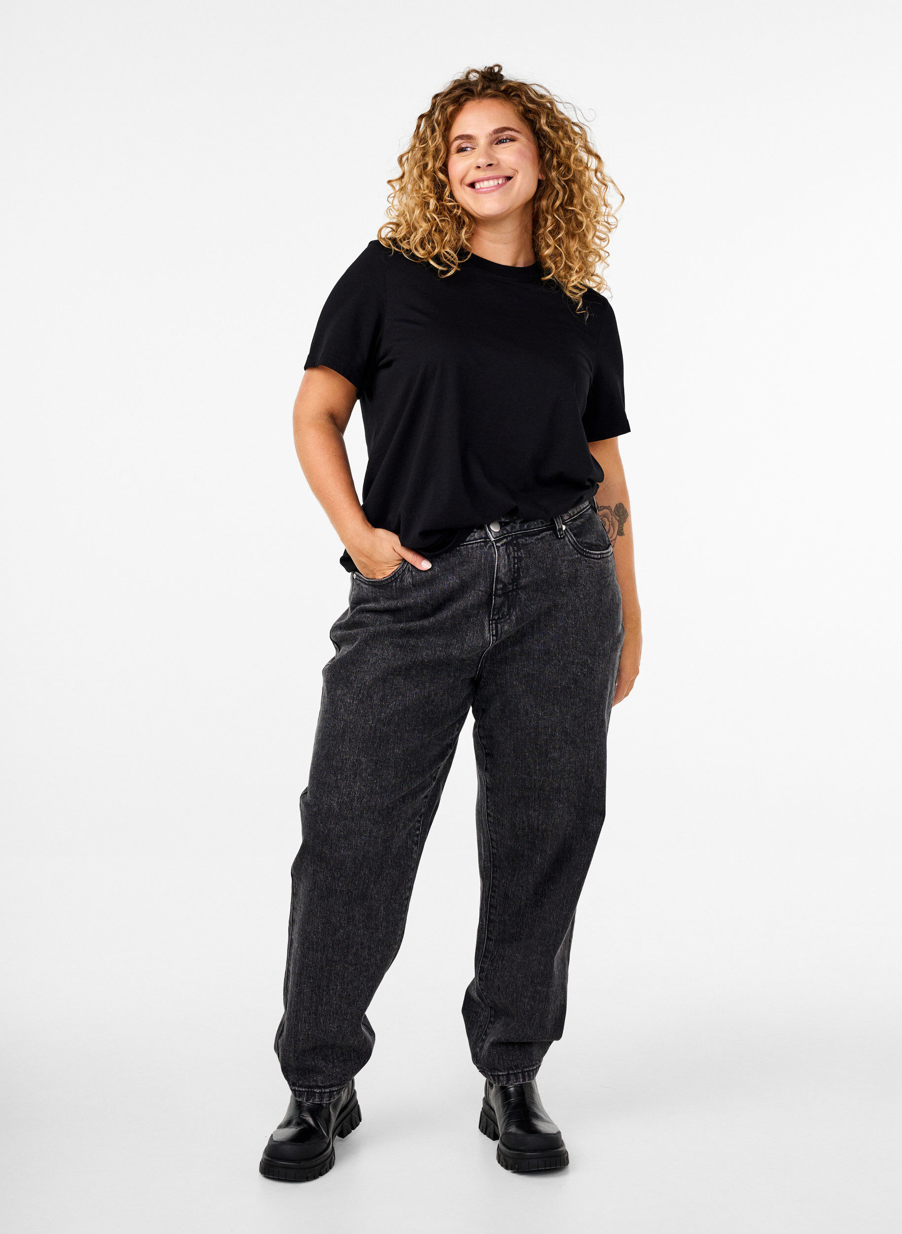 ZizziPuuvillainen perus-T-paita, jossa on py&ouml;re&auml; kaula-aukko, Musta, Model image number 1