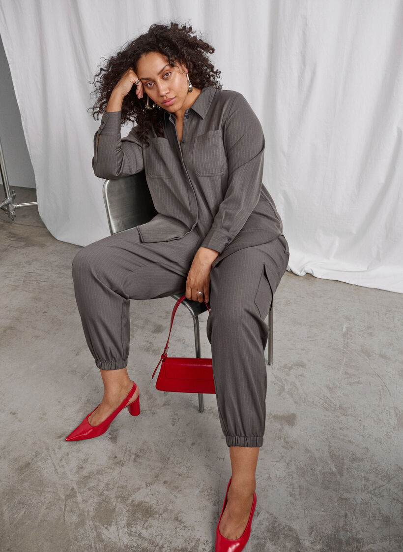 Housut reisitaskuilla ja joustavalla vyötäröllä, Harmaa, Image image number 0