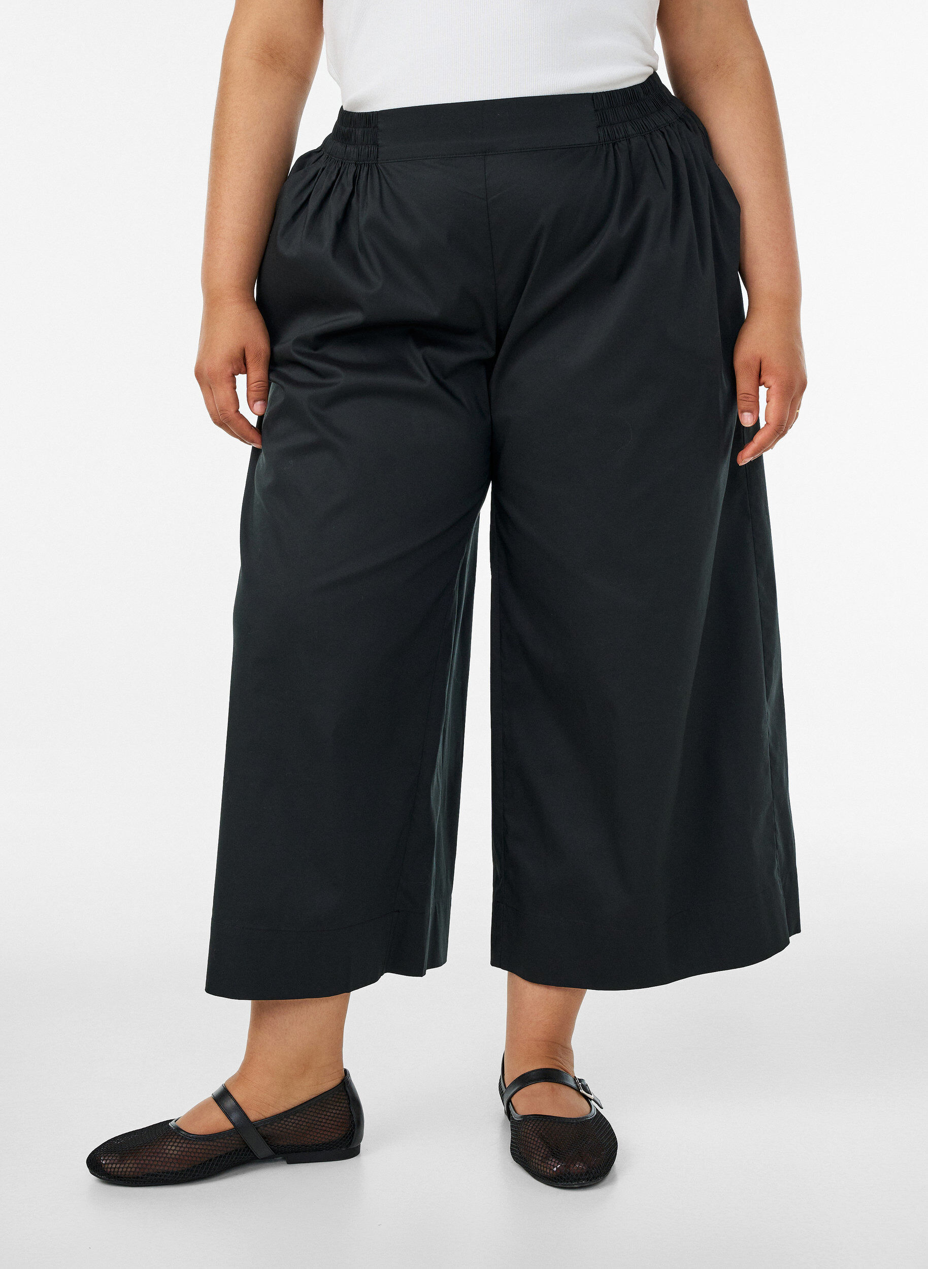 ZizziCulotte -housut joustavalla vy&ouml;t&auml;r&ouml;ll&auml; ja leveill&auml; lahkeilla, Musta, Model image number 2