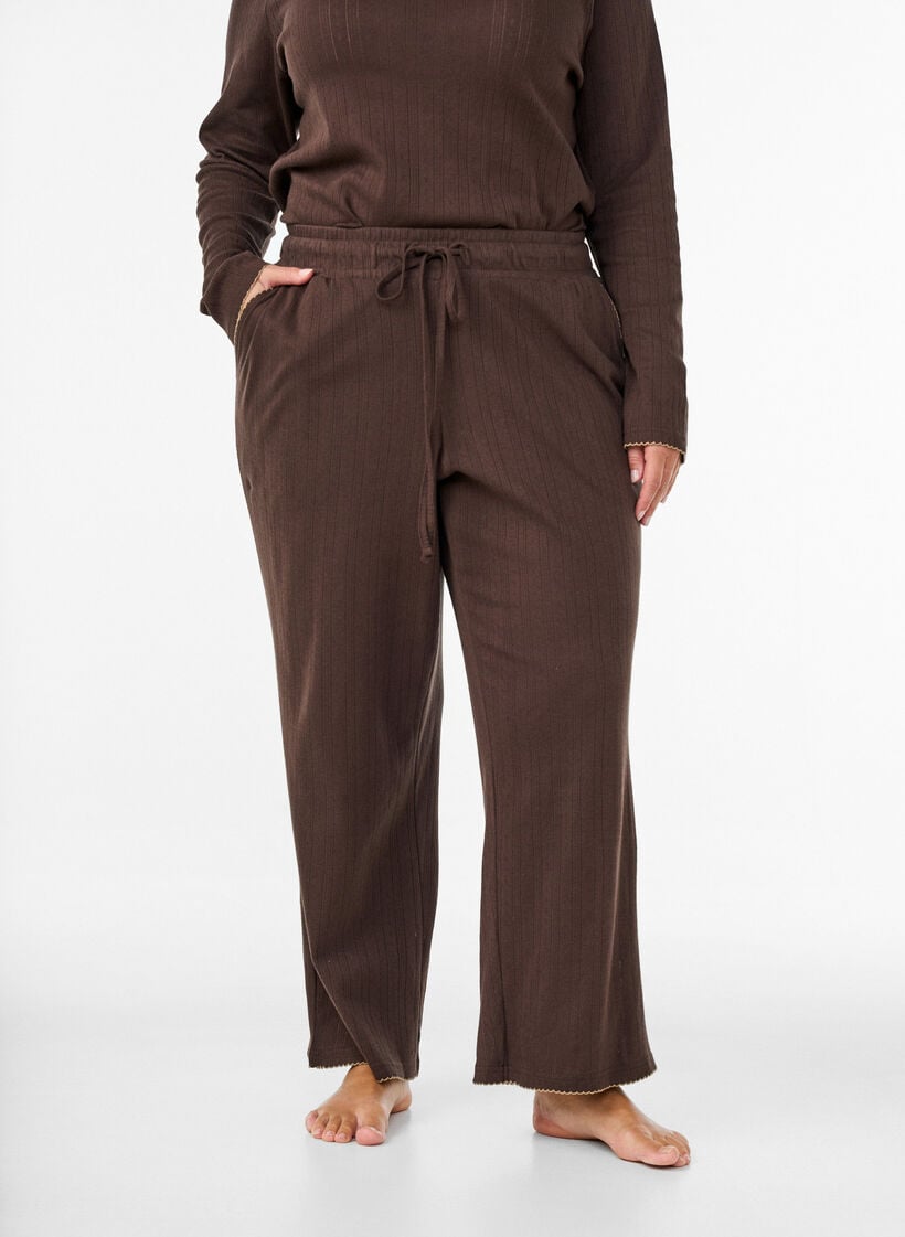 Luomupuuvillaiset pyjamahousut rei&rsquo;itetyll&auml; kirjailulla, Ruskea, Model image number 3