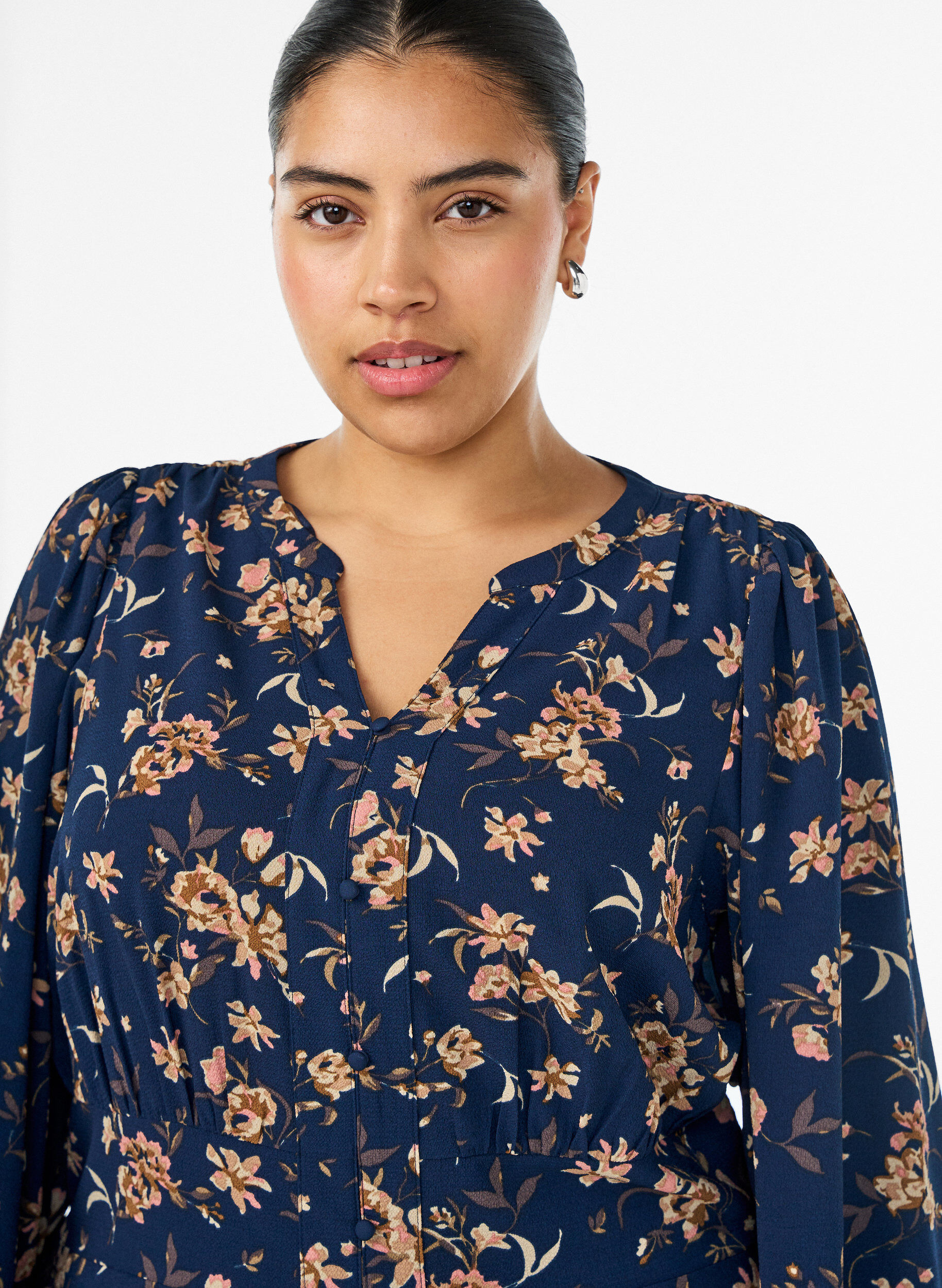 ZizziMidi-mekko smockilla ja koristeellisilla napeilla, Sininen, Model image number 2