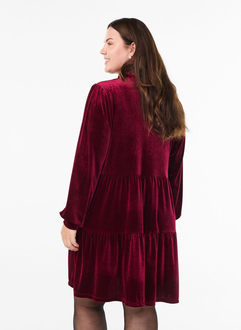 Lyhyt veluurimekko r&ouml;yhel&ouml;kauluksella ja pitkill&auml; hihoilla, Punainen, Model image number 2