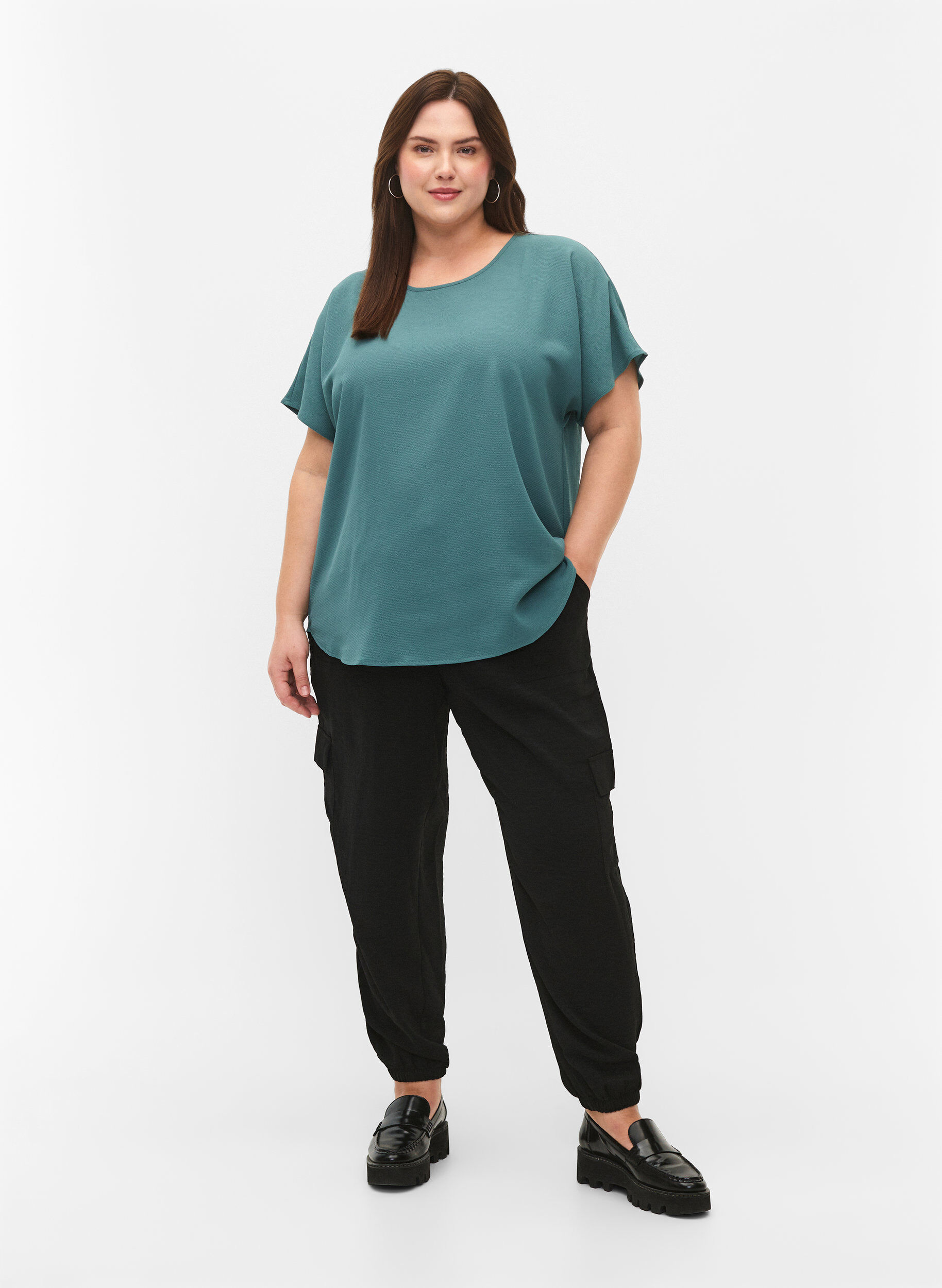 ZizziPusero lyhyill&auml; hihoilla ja py&ouml;re&auml;ll&auml; p&auml;&auml;ntiell&auml;, Vihre&auml;, Model image number 1
