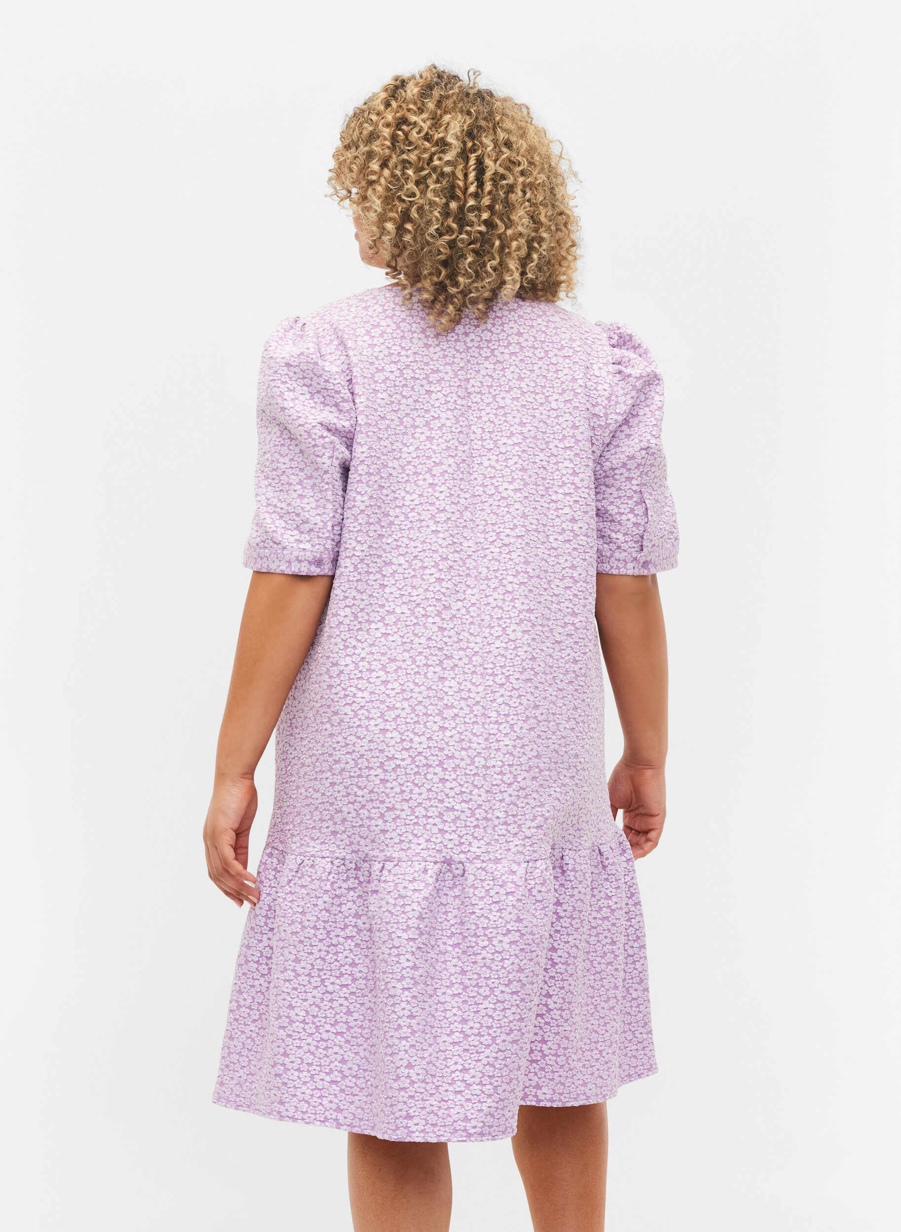 Zizzi Lyhythihainen mekko v-p&auml;&auml;ntiell&auml; ja kukkakuosilla, Regal Orchid , Model image number 1