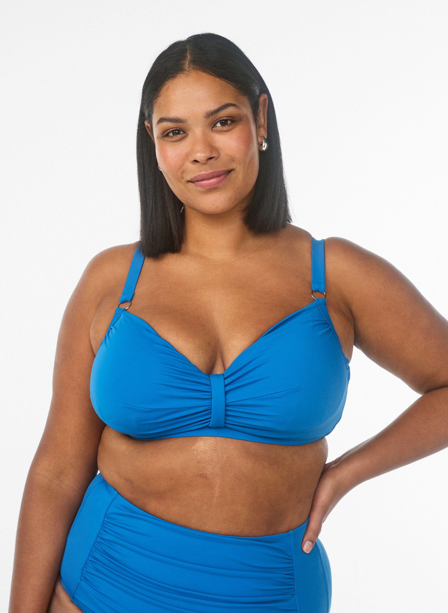 Bikiniliivit, joissa on kaarituet ja laskostus, Sininen, Model