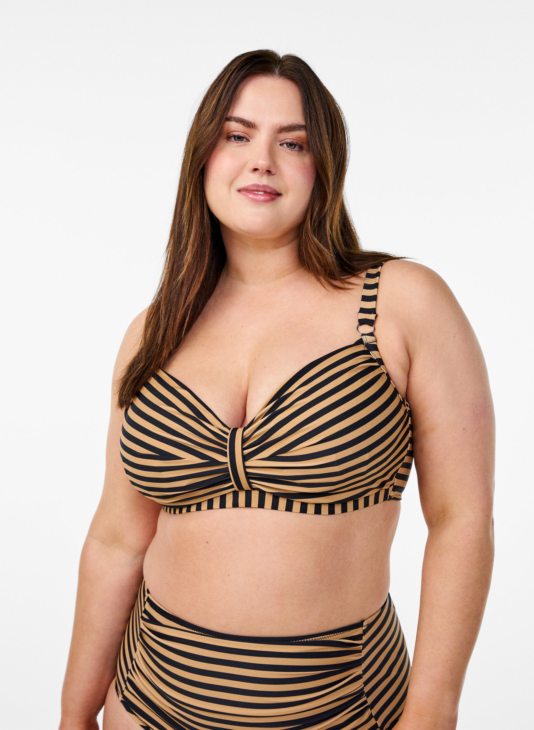 Kaarituelliset bikiniyl&auml;osa kuosilla, Ruskea, Model