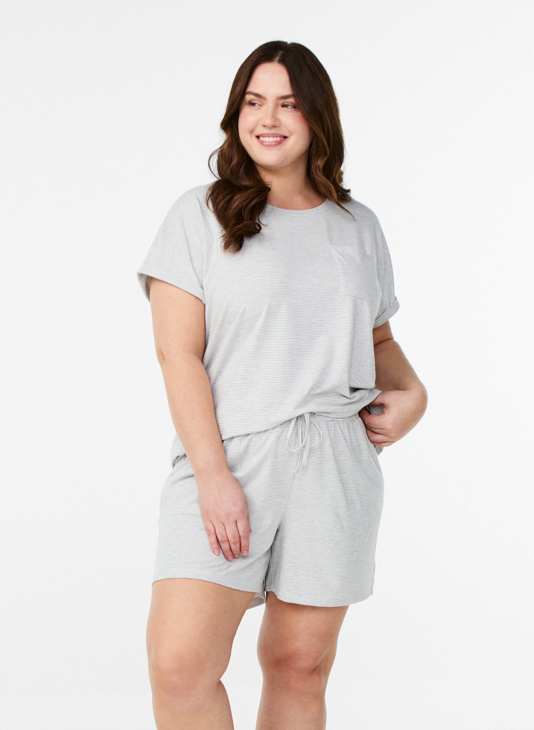 Zizzi Raidalliset korkeavy&ouml;t&auml;r&ouml;iset pyjamashortsit, LGM Stripe, Model image number 0