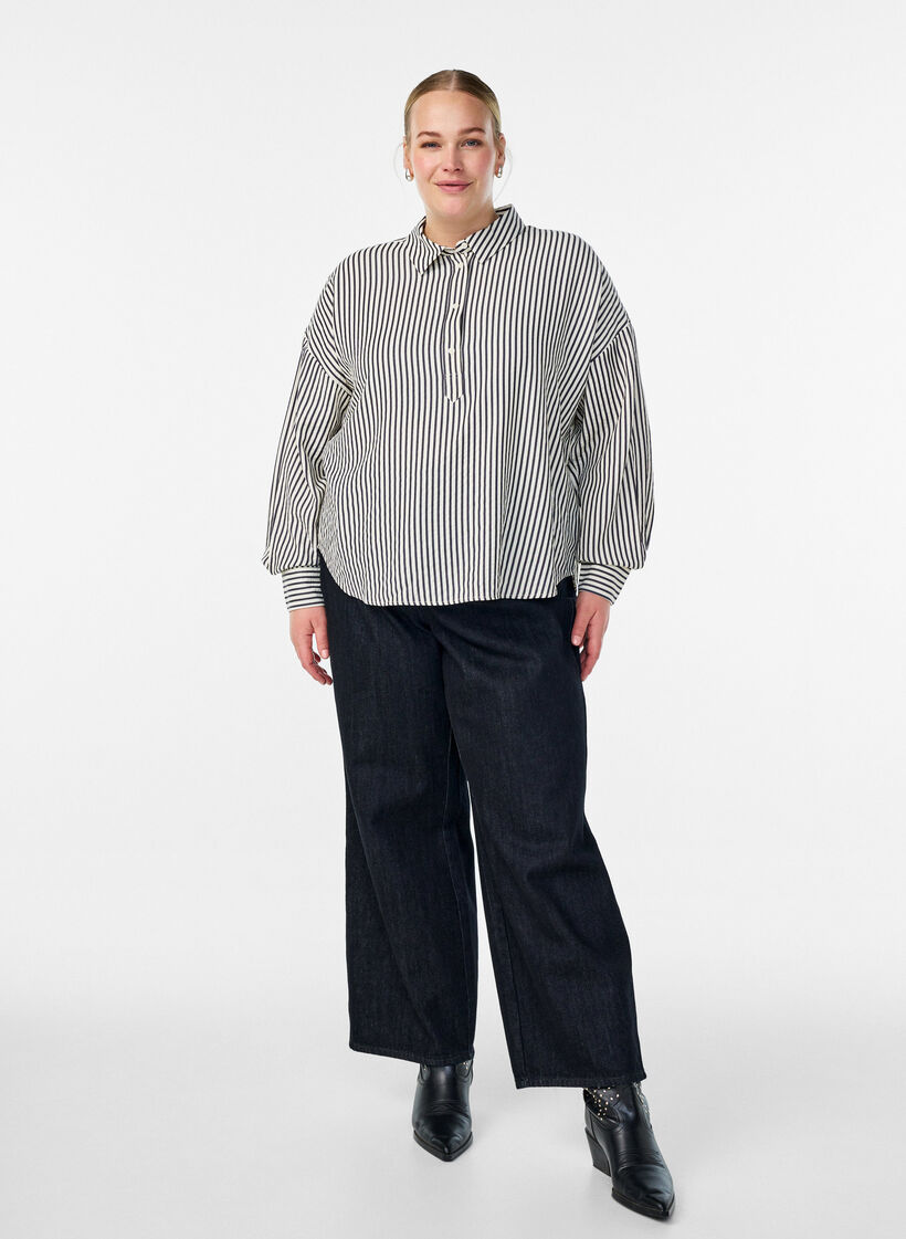 Raidallinen paita nappiyksityiskohdalla selässä, Musta, Model image number 1