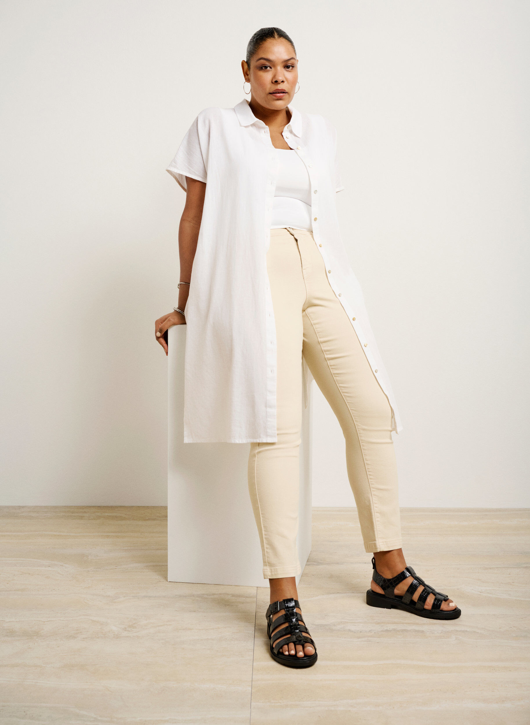 Zizzi Leve&auml;lestiset sandaalit kiilt&auml;v&auml;st&auml; krokotiilinnahasta, Black, Image image number 0