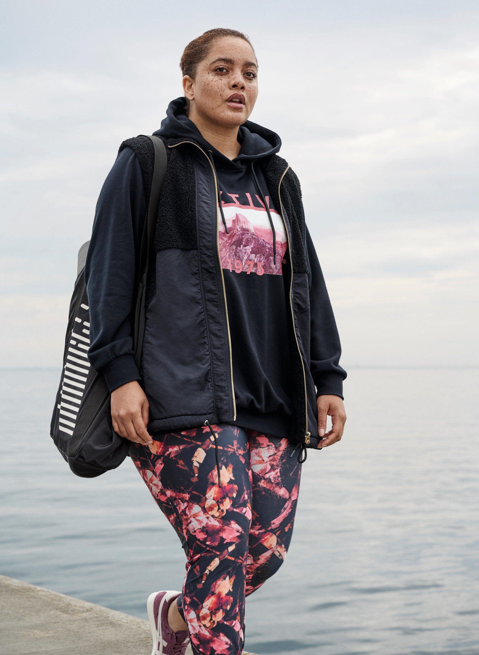 Zizzi Lyhyt vetoketjullinen liivi teddy-yksityiskohdilla, Black, Image image number 0