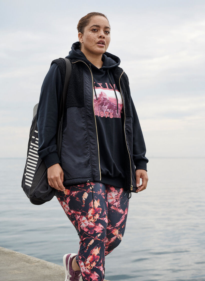 Lyhyt vetoketjullinen liivi teddy-yksityiskohdilla, Black, Image image number 0